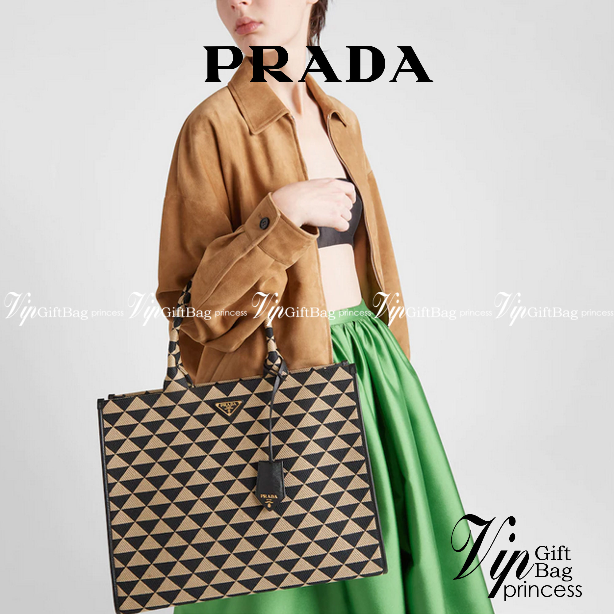 PRADA Small Prada Symbole jacquard fabric handbag แบบใหม่ล่าสุดจากแบรนด์ดัง จัดให้แบบเลิศๆ กับกระเป๋าทรงโท้ท สวยเอกลักษณ์ ภายในโล่งกว้างมาก ใส่ของแบบแน่นๆ จุๆไปได้เลย หมดห่วง!! และยังมีสายครอสบอดี้มาให้ จะสะพายชิคๆคูลๆ จะถือแบบปังๆ ก็เอาอยู่ทุกลุค ราคาคุ้
