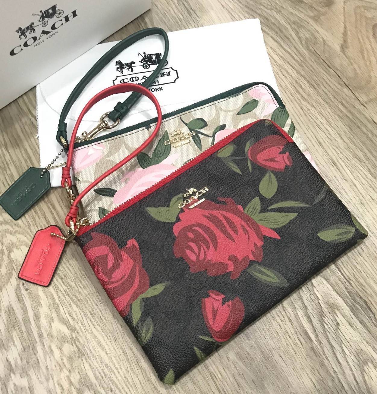 COACH FACTORY OUTLET ZIP WRISTLET Don't miss! กระเป๋าคล้องข้อมือ ขนาดกำลังจ่ารัก ลายสวย วัสดุหนังพิมพ์ลายดอก พร้อมสายคล้องข้อมือ ด้านหน้า ประดับโลโก้แบรนด์ เปิดปิดด้วยซิป ภายในมีช่องใส่บัตร ใส่มือถือได้ทุกรุ่น, ธนบัตร เหรียญ ของจุกจิกได้ จะมอบ เป็นขอ