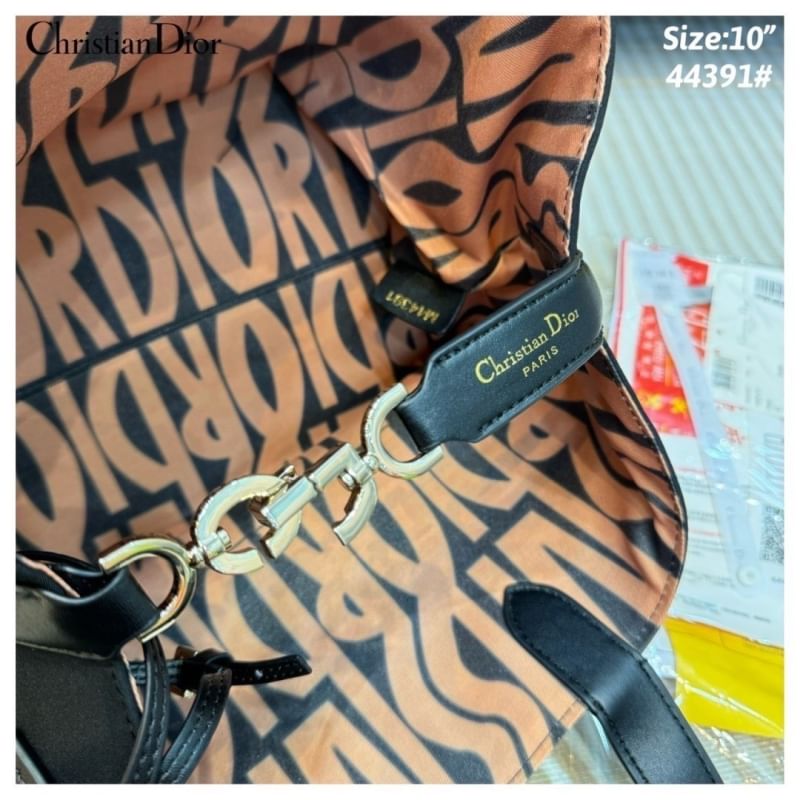 Dior Toujours Tote Bag Graffiti Printed กระเป๋าทรงโท้ทรุ่นใหม่สุดฮิต พร้อมใบเล็ก ดีไซน์ใหม่ล่าสุด ที่มีทั้งความละมุนและหรูหราในตัว ใช้งานง่าย ด้านในกระเป๋ากว้างมาก จุของได้สบายๆ