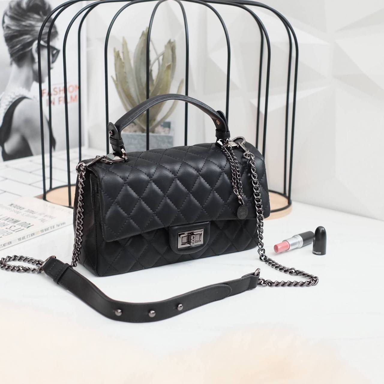 รุ่นขายดี KEEP รุ่น Coco chain handbag ✨ Collectionใหม่ตัวกระเป๋าผลิตจากหนัง Microfiber สวย ทนขึ้นกว่าเดิม การตัดเย็บ นิ่ม ฟู ตึง สวยอยู่ทรงตามแบบฉบับของแบรนด์ รุ่นใหม่ตัวนี้ปักลายตารางสวยหรู การเย็บประณีตทุกตาราง อะไหล่สีดำ เงา เกรดพรีเมี่ยม