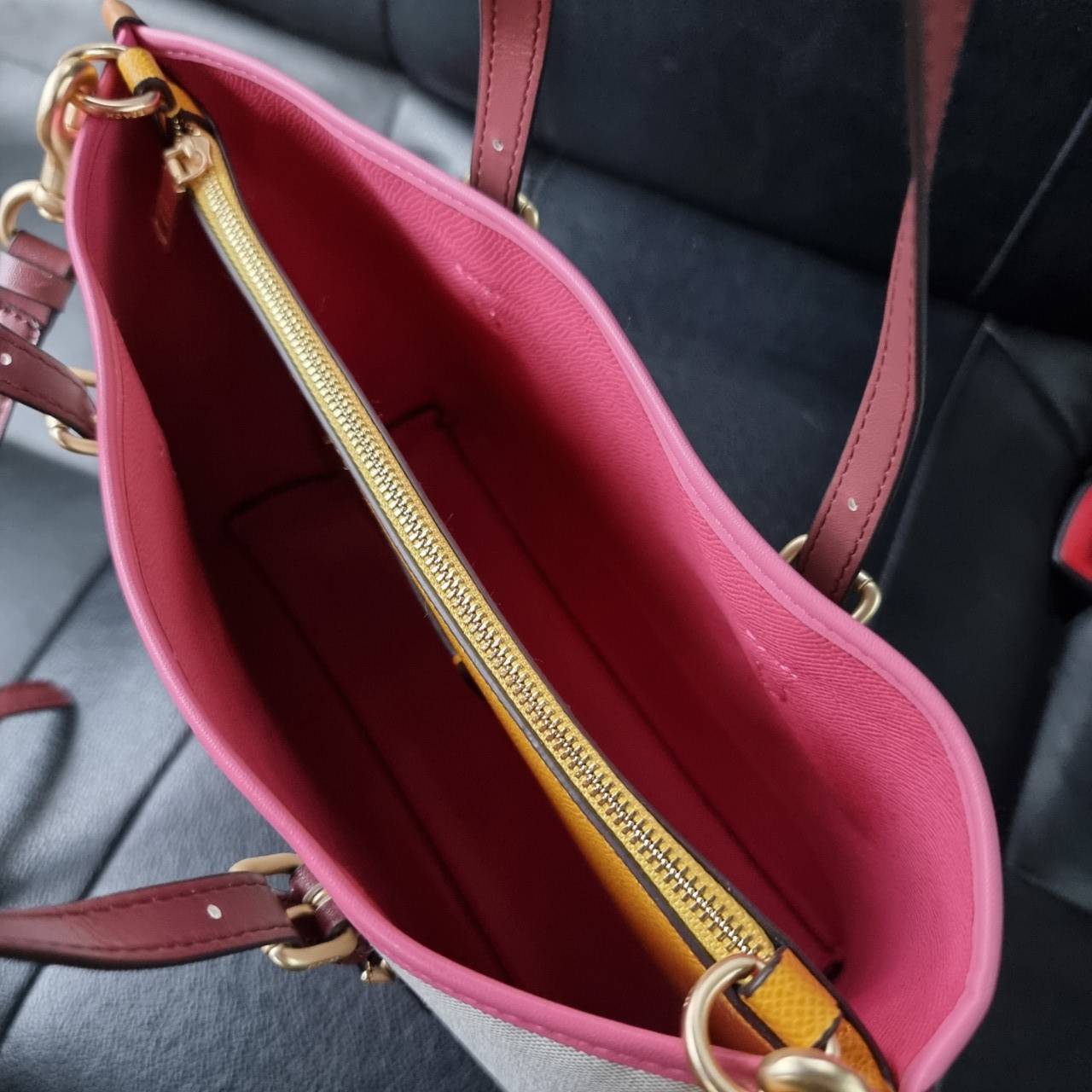 COACH C4085 MOLLIE TOTE 25 IN COLORBLOCK กระเป๋าทรงโท้ทยอดฮิต ขนาดมินิไซส์ ดีไซน์สวยคมทุกรุ่น!! ตกแต่งซิกเนเจอร์ถักทออยู่บนผ้าแคนวาส ดูโดดเด่น ภายในเป็นช่องโล่ง มีช่องซิปกลางใส่ของได้ ขนาดกำลังดีแบบใส่ของได้ครบครัน มาพร้อมสายสะพายข้าง หรือจะถือคล้องแขนเก๋