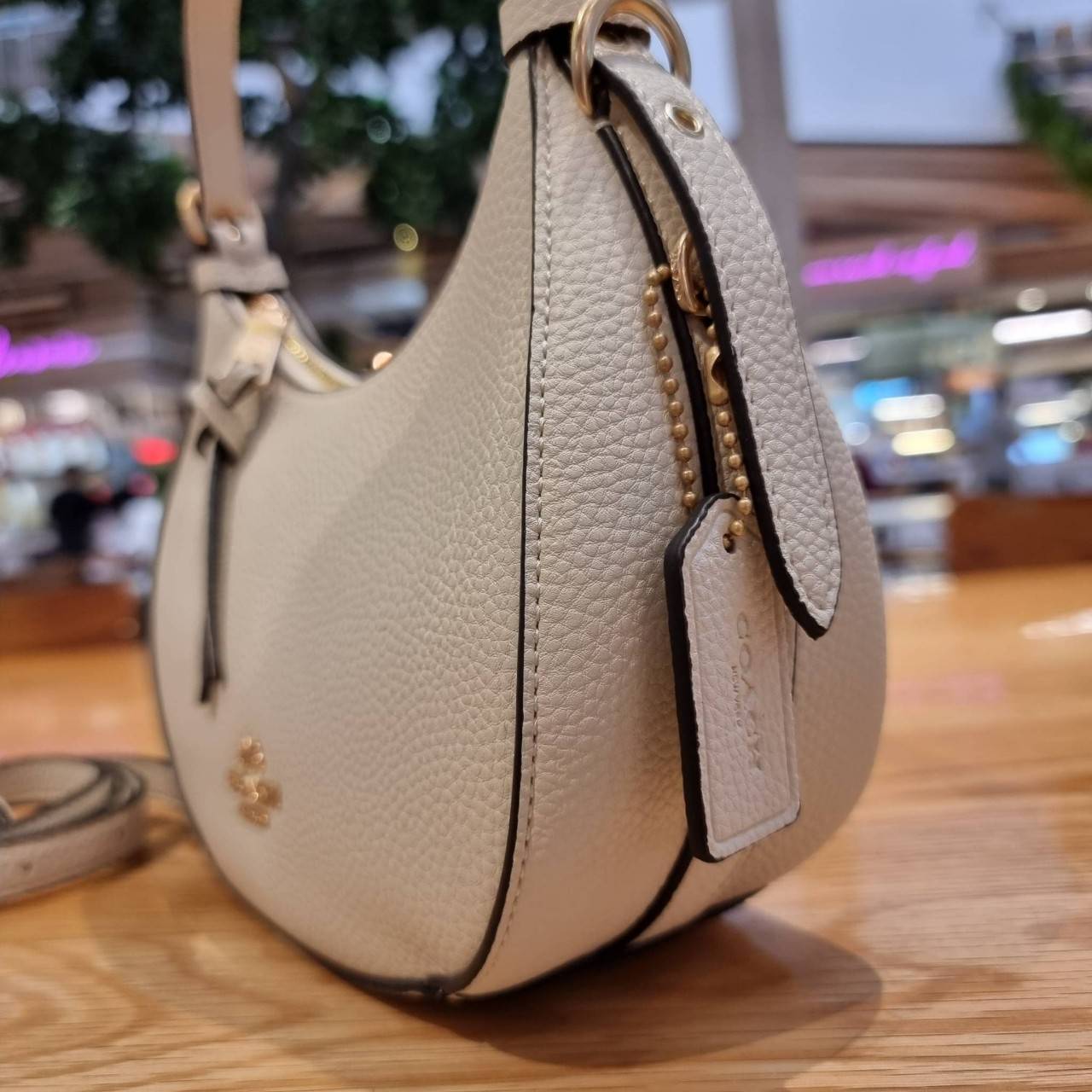 COACH C6807 KLEO HOBO IN SIGNATURE CHAMBRAY ใหม่ล่าสุด คอลเลคชั่นสุดคิ้วท์ ที่สาวๆต้องหลงรัก กระเป๋าสะพายทรงโฮโบ ที่ดีไซน์มาให้ปรับใช้งานได้หลากหลาย วัสดุหนัง pepble สวยหรู รูดเปิด-ปิดด้วยซิป ภายในเป็นช่องโล่ง สายคล้องสามารถถอดออกใส่สายยาวสะพายข้างได้ หรื