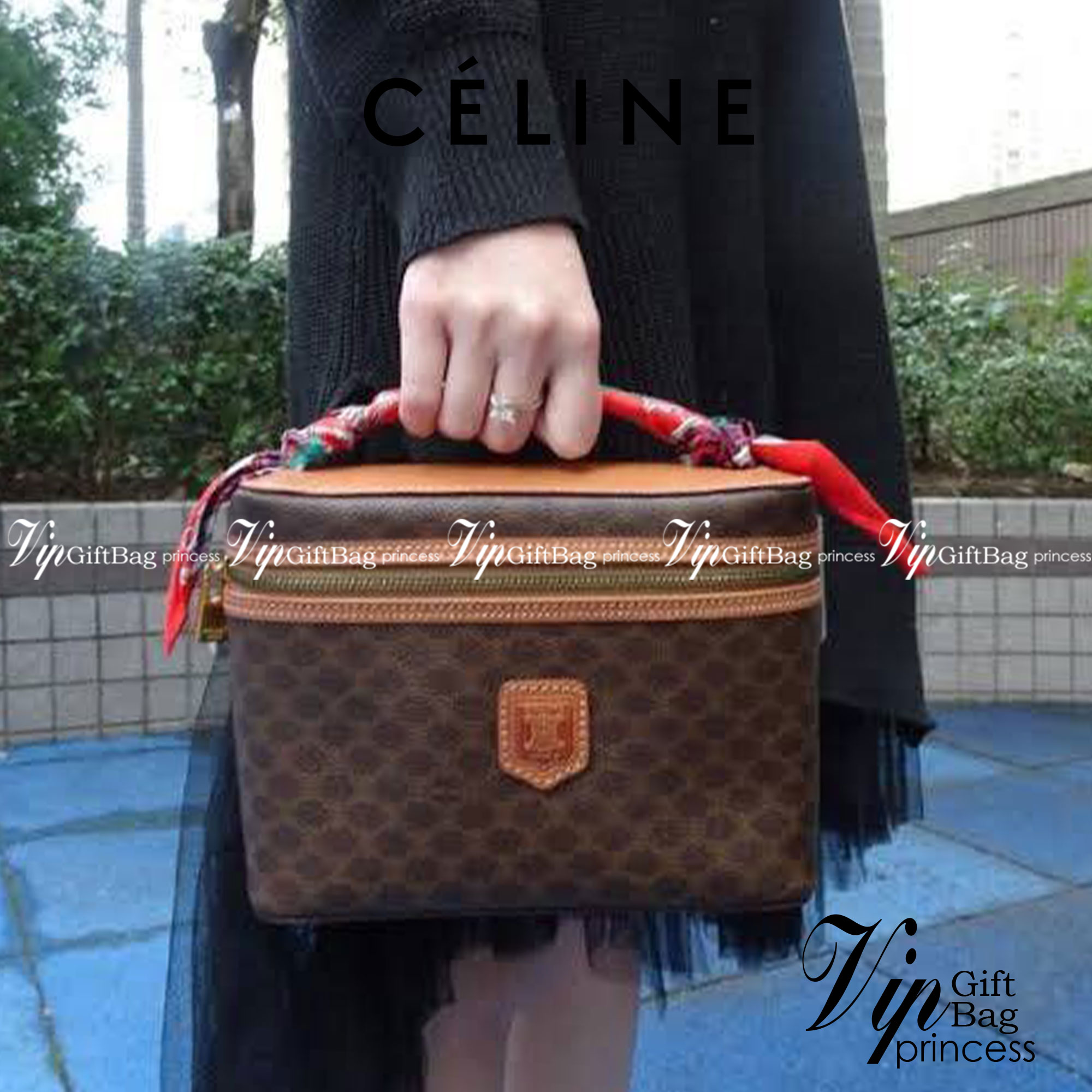 หนังแท้ CELINE VANITY VINTAGE BAG / Celine Macadam Vanity Bag Dark brown กระเป๋าถือ ใส่เครื่องสำอางค์หรือของใช้ต่างๆได้ ภายในโล่งกว้าง ซิปรอบใช้งานง่าย จุของได้เยอะ เกรดออริจินอลงานหนังแท้ทั้งใบ พิมพ์ลายคมชัด ปั้มลายชัดเจน ภาพสินค้าถ่ายจากงานขายจริง ใช้งา
