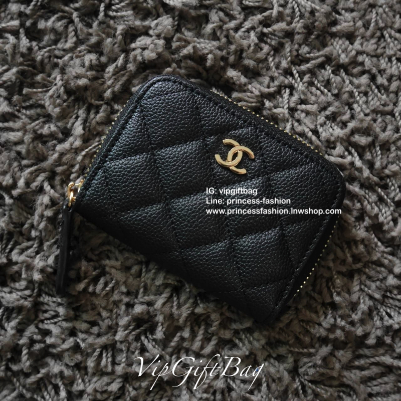พร้อมส่งที่ไทยแล้วค่ะ♡♡ กับ กระเป๋าสตางค์ใบสั้น แนะนำรุ่นนี้คะ งานพรีเมี่ยมกิ้ฟท์จากเค้าเตอร์ต่างประเทศ **ทรงมินิน่ารักกก หนังสัมผัสลายด้าน จากแบรนด์ CHANEL (GWP) ด้านหน้ามีโลโก้แบรนด์ CC สีทองหรู **อะไหล่สีทองทั้งใบ เปิดปิดด้วยซิปมีที่จับหน