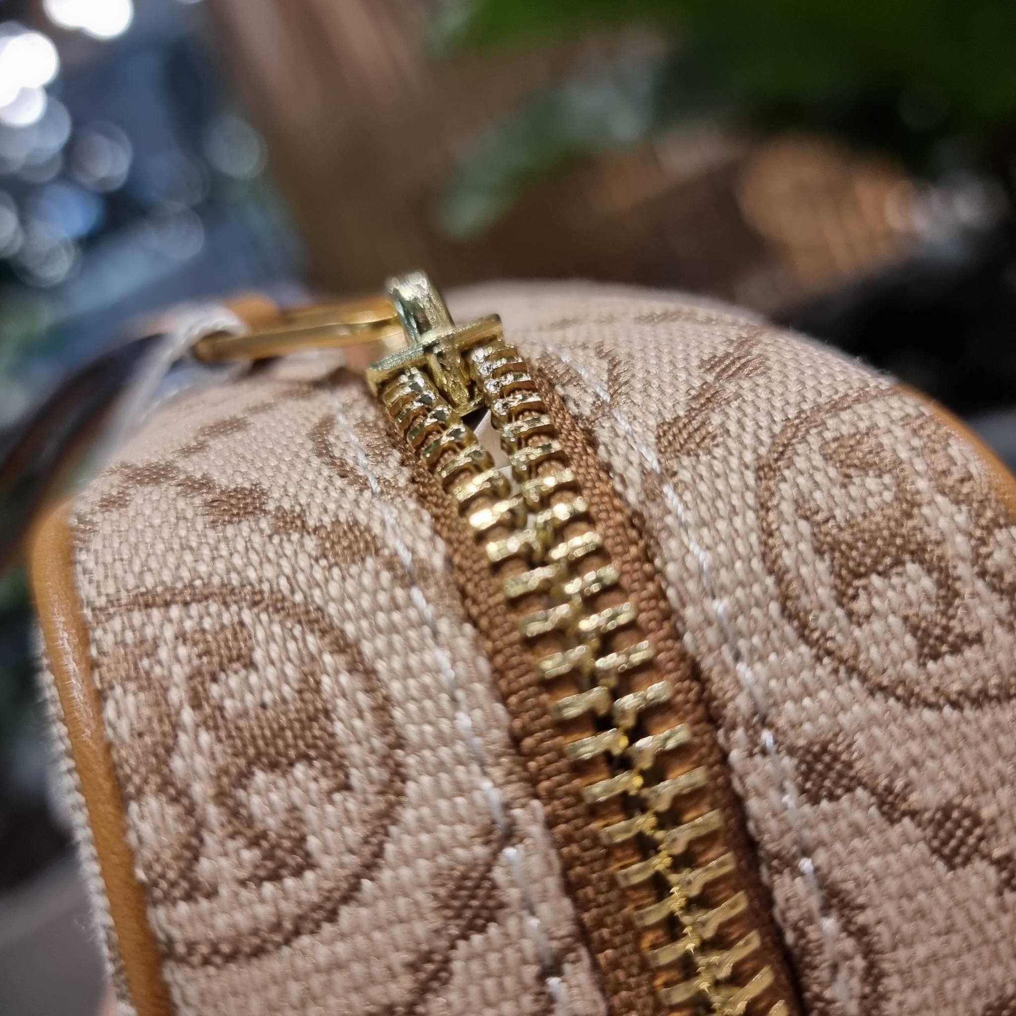 TORY BURCH T MONOGRAM JACQUARD MINI COSMETIC CASE ใหม่ล่าสุด กับกระเป๋าเอนกประสงค์ ที่ไม่ว่าจะไว้ใส่เครื่องสำอางค์ หรือจะไว้พกจำเป็นเช่น เงิน หรือกุญแจต่างๆ น้องใบนี้จัดให้ได้หมด สวยหรู ขนาดเหมาะมือ ถือแล้วขับผิว วัสดุผ้า jacquard รูดเปิด-ปิดด้วยซิป ภายใน