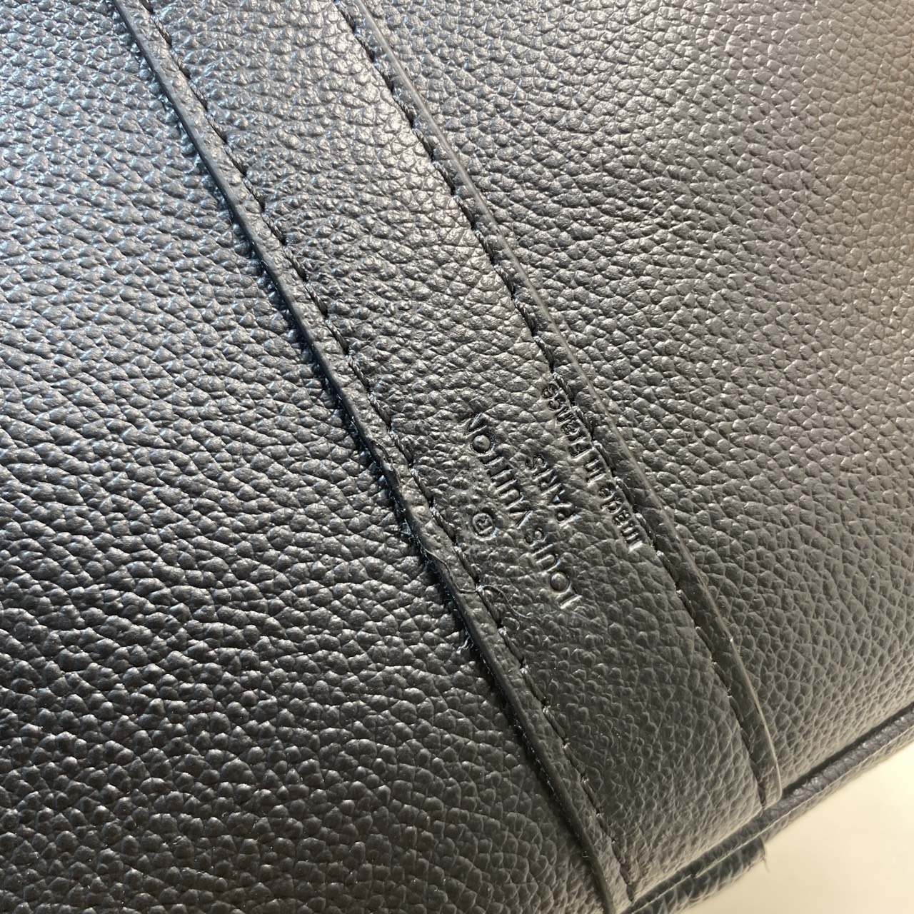 TOP ORI หนังแท้ | LV Keepall Bandoulière 45 bag กระเป๋าสะพายใบใหญ่ หนัง Empreinte ลาย Monogram Flower และสัญลักษณ์ LV ขนาดโอเวอร์ไซส์โทนสีอ่อน หนังโทนสีกลมกลืนกันแมตช์กับฮาร์ดแวร์สีทองบริเวณแถบด้านข้าง