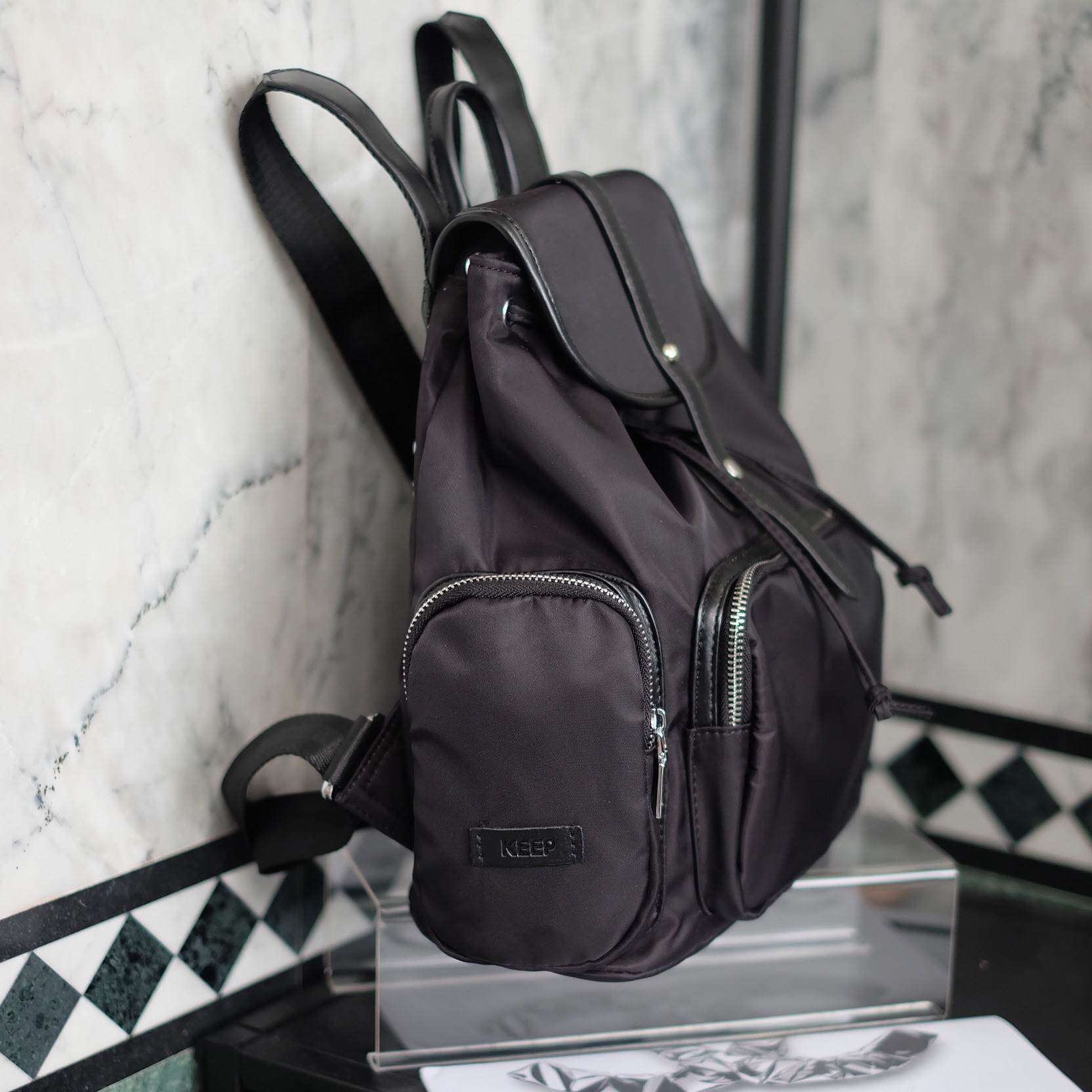 รุ่นใหม่ล่าสุดเลย ห้ามพลาดเลยน๊า !!! สาวๆ ที่กำลังหากระเป๋าเป้ น้ำหนัก ดีไซด์เก๋ๆ เข้ากับชุดได้ง่ายใบนี้เป็นทางเลือกที่ดีเลยค่า 👄 =>> ตัวกระเป๋า เป็นผ้าไนล่อนนาโน เนื้อหนาทนทานกันน้ำได้ แถมหูจับกระเป๋าทำจาก หนังแท้เนื้อดี ลายหนังชัด ทำให้มีค