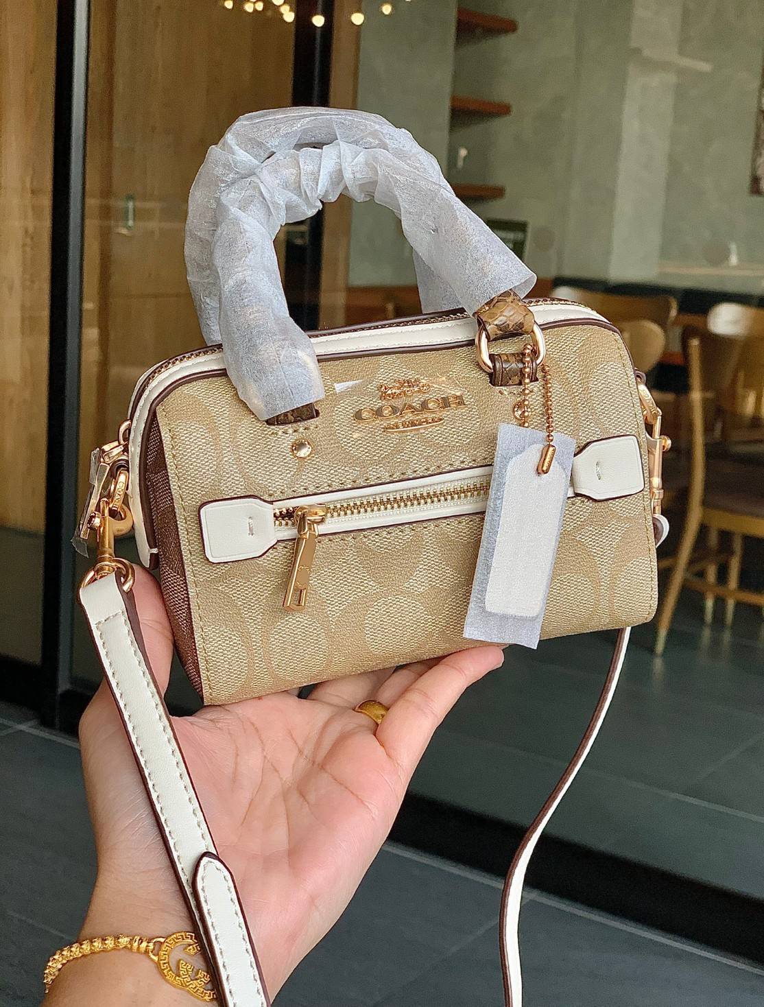 จิ๋วแต่แจ๋วไปเลยค่าา😘 COACH MICRO ROWAN CROSSBODY ((2300)) MINI พร้อมส่ง! บอกเลยสาวๆห้ามพลาด ใบจริงสวยมากๆค่ะ! กระเป๋าขนาดมินิๆ หนังCanvas ผสมหนังบายหูตรงหูหิ้วได้ลงตัวสวยวามมากๆเลยค่ะ//ด้านหน้ามีช่องซิปเล็กใส่เหรียญ เปิดปิดช่องหลักแบบซิป ภายในใส่