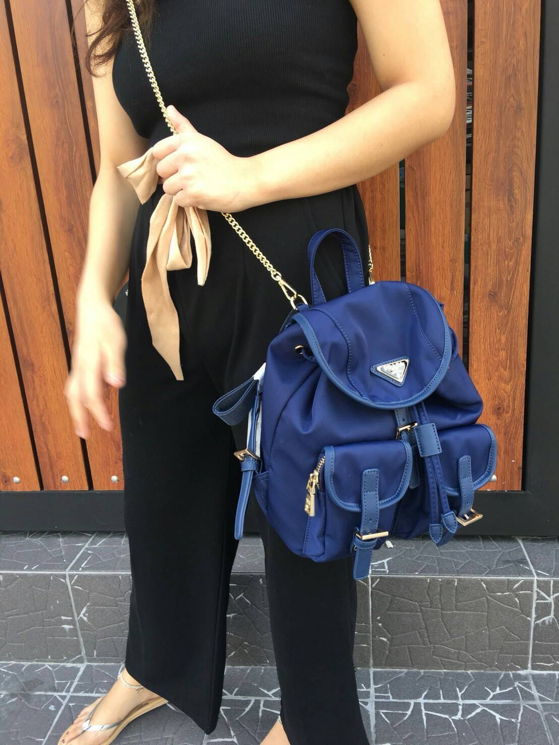 PRADA MINI BACKPACK with chain กระเป๋าเป้ size mini premium gift จากแบรนด์ Prada ขนาดกำละงน่ารัก ปรับสะพายได้หลายทรง วัสดุ nylon เปิดปิดด้วยกระดุมแม่เหล็ก ด้านหน้ามีช่องเล็ก น้ำหนักเบา ภายในมีช่องเล็ก และช่องซิป จุได้เยอะ ซับได้ 100& polyester มีหูหิ้วจับ