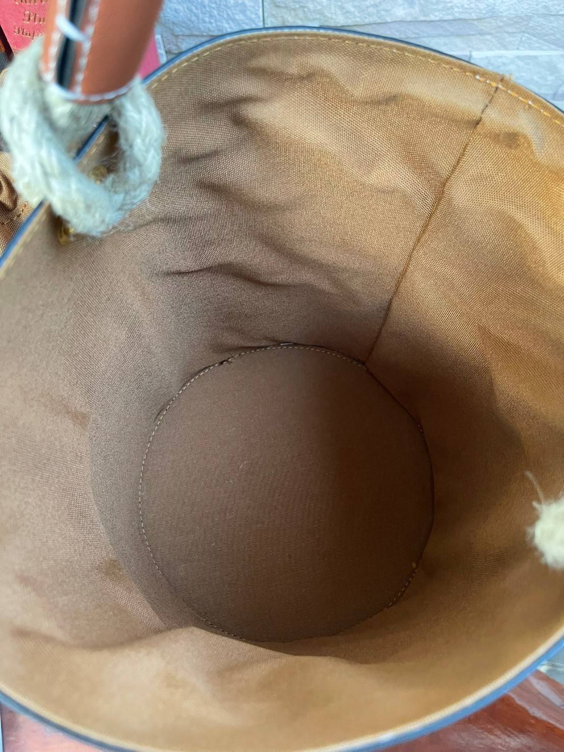 Celine Bucket Bag Canvas Original สำหรับ Collection นี้สะดุดตาด้วยหูสะพายที่มีความแข็งแรงถึงแม้จะใส่ของหนักก็ตาม สะท้อนความวินเทจผสมผสานดีไซน์กระเป๋าที่ทันสมัย ตอบโจทย์สาวหัวสมัยใหม่ที่เบื่อดีไซน์กระเป๋าสี่เหลี่ยมทรงเดิม ๆ แต่ก็ต้องการกระเป๋าที่มีดีไซน์สว