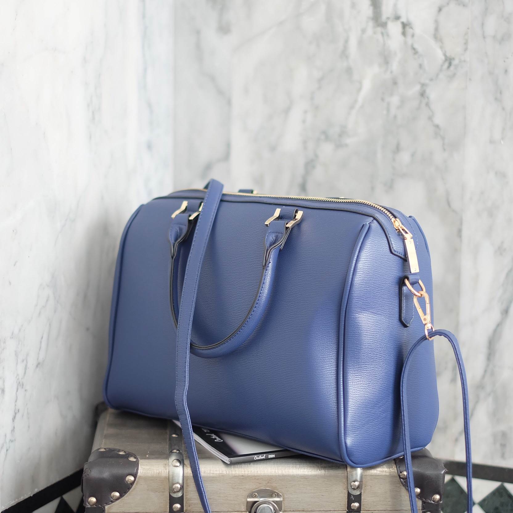 รุ่นใหม่ล่าสุด จากแบรนด์ Berke ขนาด มินิ หนังลายสวยมากคะ ขนาดใหญ่ จุของคุ้ม แต่น้ำหนักเบา ดูแลรักษา ตกแต่งด้วยผ้าพันกระเป๋ารุ่นพิเศษ ปรับ พันเป็นโบว์ได้คะ ทำให้กระเป๋าน่ารักสุดๆ พร้อมสายสะพายยาว ภายในมีช่องซิป และช่องใส่ของจุกจิก 2 ด้าน เลยค่า หูกระเป๋าพั