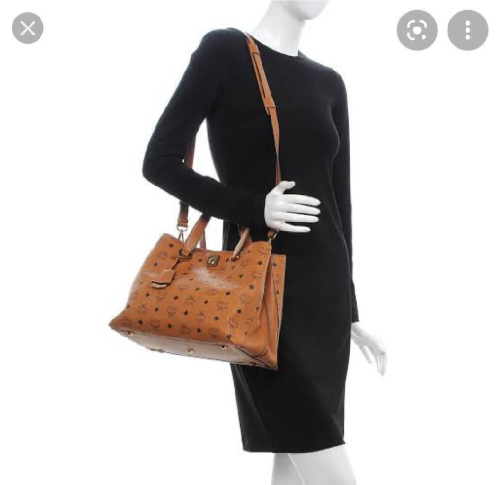 M.C.M ESSENTIAL TOTE IN VISETOS ความจุใจมาพร้อมเสิร์ฟแล้วจ้า ใครที่มองหากระเป๋าทรงโท้ทจุๆ ต้องใบนี้เลย!! กระเป๋าสะพายไหล่/ข้าง ดีไซน์ทรงสวยน่าใช้ วัสดุหนังแคนวาสสลับหนังแท้ ปากกระเป๋ามีตัวบิดล็อคแน่นหนากันของหล่นออกจากกระเป๋า ภายในโล่งกว้าง แบ่งสัดส่วนอย่