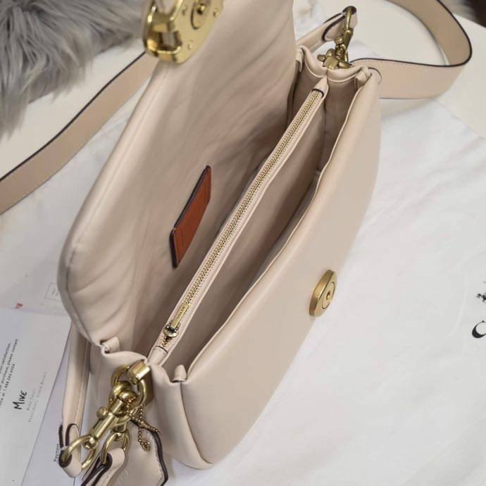 COACH PILLOW TABBY SHOULDER BAG 26 ไซส์ใหญ่ จุของได้ล้นๆ มาใหม่ขายดีที่สุด หนัง nappa หนานิ่ม นุ่มมากๆ พร้อมโลโก้รุ่นใหม่ด้วยเช่นกัน เพิ่มความหรู ดูดีเข้าไปอีกค่ะ