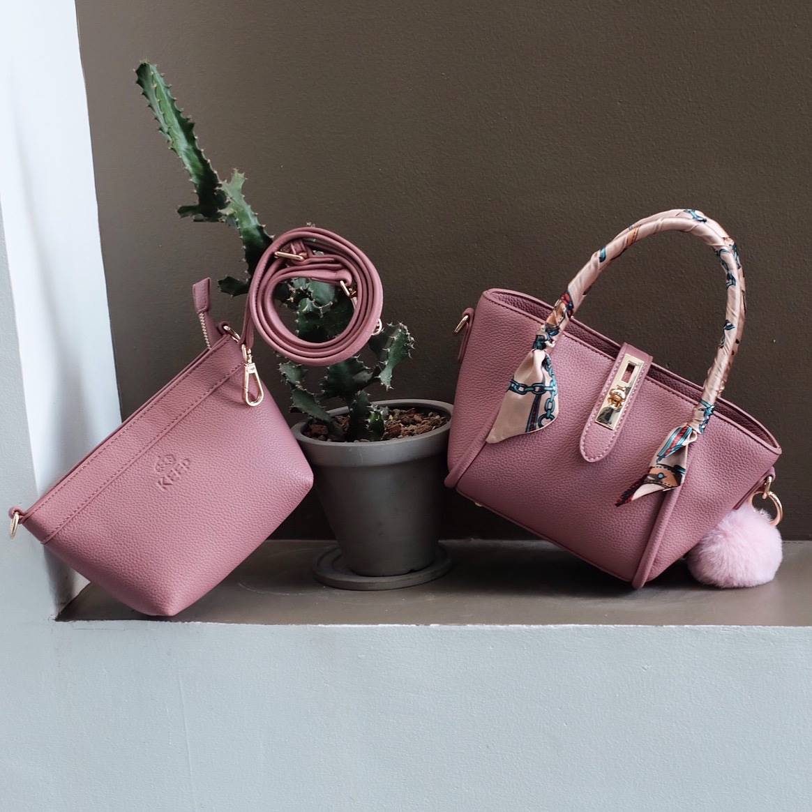 กระเป๋าทรงน่ารักๆ รับ Summer นี้เลยค่า KEEP ‘ Basket ‘ Handbag > ทรงน่ารัก (ราคานี้แถม ปอมๆ และผ้าพันหูกระเป๋าให้ 2 ผืน เข้า Set ) > มีใบเล็กด้านใน ให้อีก 1 ใบ สามารถเอาออกมาใช้สะพายได้ ( เหมือนซื้อ1ได้2 ) >น้ำหนักเบา ใบเล็กกะทัดรัด เหมาะกับ Summ