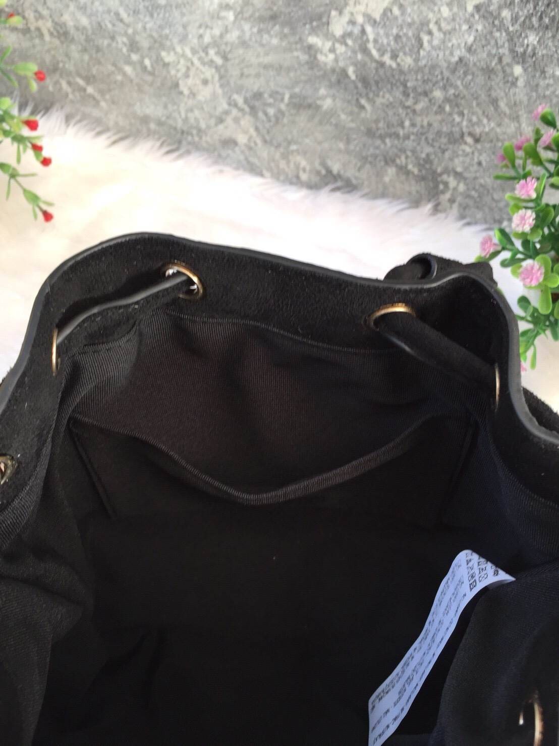 New! 2018 CHARLES & KEITH EMBELLISHED DRAWSTRING BAG กระเป๋าหนังสักลาด ทรงหูรูด ปักลายดอกไม้ ลายกริตเตอร์ สีสันน่ารัก อยู่ทรงแข็ง สะพายด้วยสายโซ่สีทอง ขนาดกำลังดี สะพายไปเที่ยวดูสดใส น่ารักแนะนำเลยค่ะ