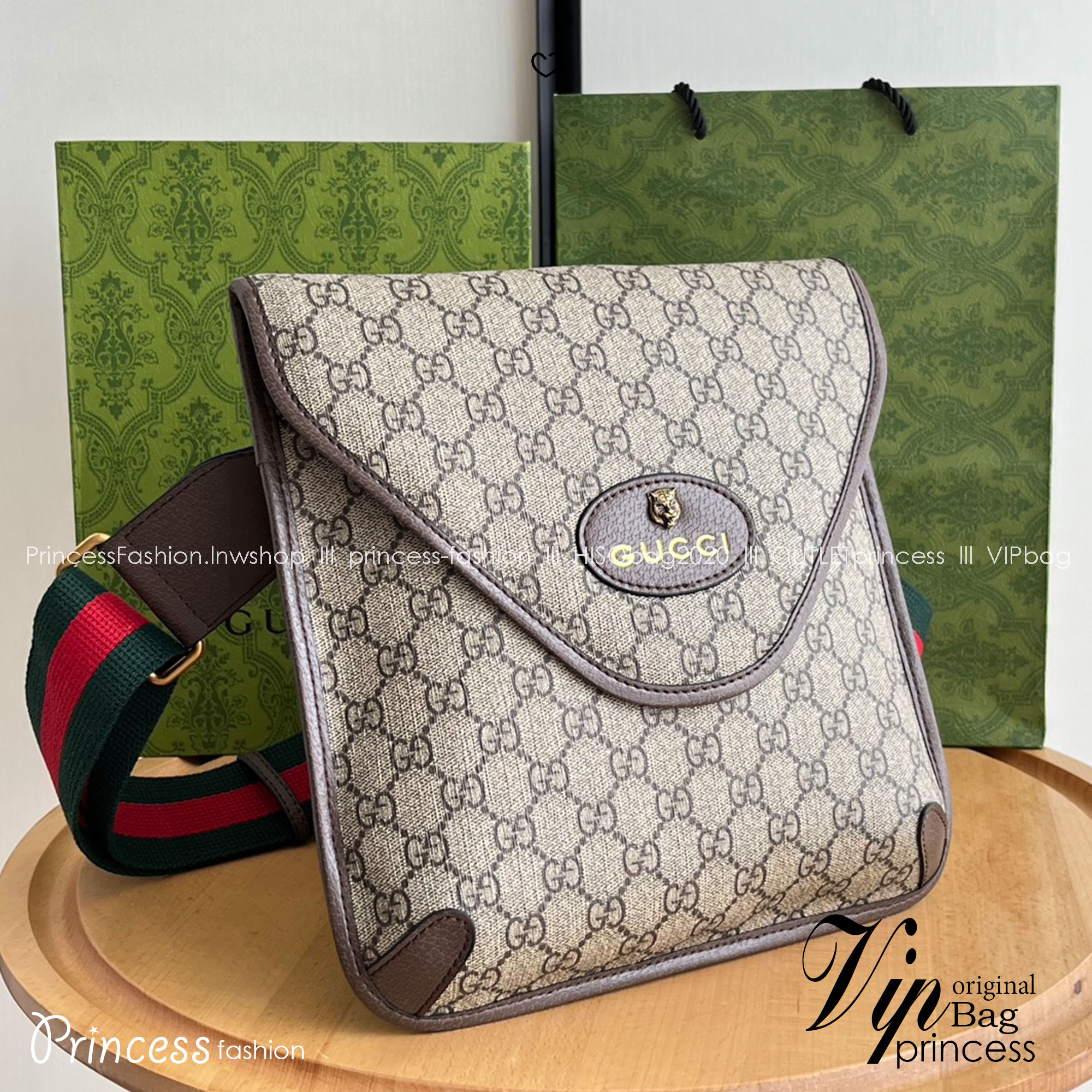 GUCCI Neo Vintage GG medium messenger bag กระเป๋าทรงแมสเซ็นเจอร์ สไตล์วินเทจตกแต่งหัวแมวสวยเด่นเป็นเอกลักษณ์ มาพร้อมสายสะพายสปอร์ตสีแดงสลับเขียวตามแบบฉบับแบรนด์ แคนวาสพิมพ์ลายคมชัด แนะนำค่ะ