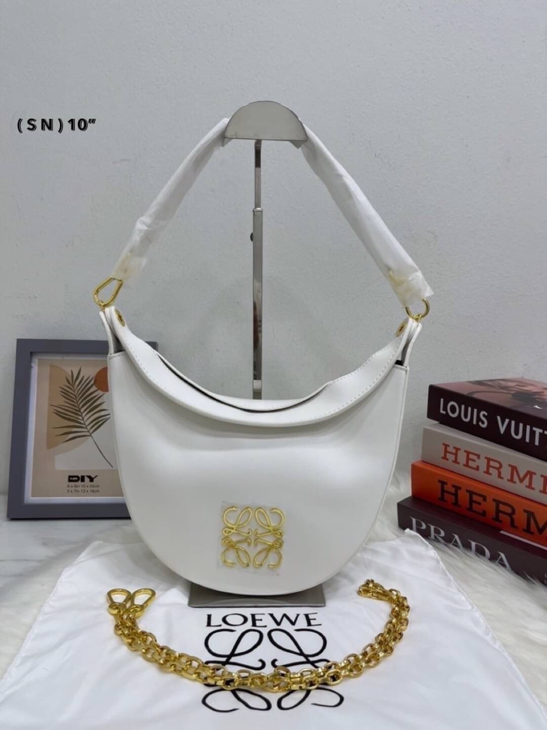 LOEWE Luna half moon hobo bag ใหม่ล่าสุดก่อนใคร สวยได้ไม่ต้องรอ กับคอลใหม่ลุคลูกคุณ รูปทรงยอดฮิต ตอบโจทย์ได้ทุกลุค ทุกไลฟ์สไตล์ ใช้งานได้ง่ายคล่องตัว