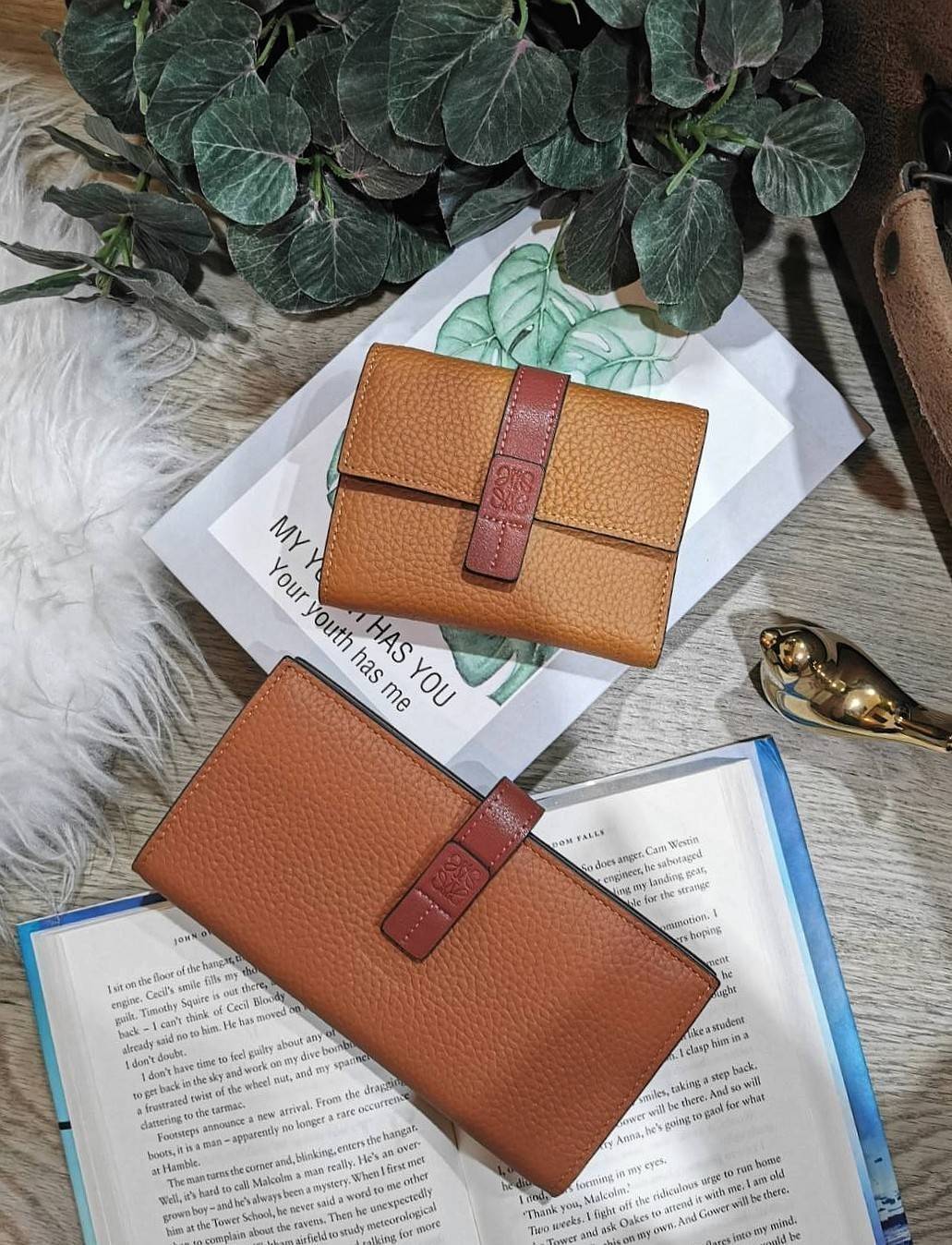 LOEWE LONG WALLET BAG VIP วัสดุหนังแท้เทคเจอร์สวยอยู่ทรงปั้มโลโก้แบรนด์ด้านหน้าเปิดปิดด้วยกระดุม ภายในมีช่องใส่ธนบัตรหลายช่อง ช่องหลักสามารถใส่มือถือได้ มีช่องซิปใส่เหรียญ ช่องใส่ธนบัตรใส่แบงก์พันได้ สวยน่าใช้ พร้อมส่งที่ไทยสุดคุ้มห้ามพลาด!