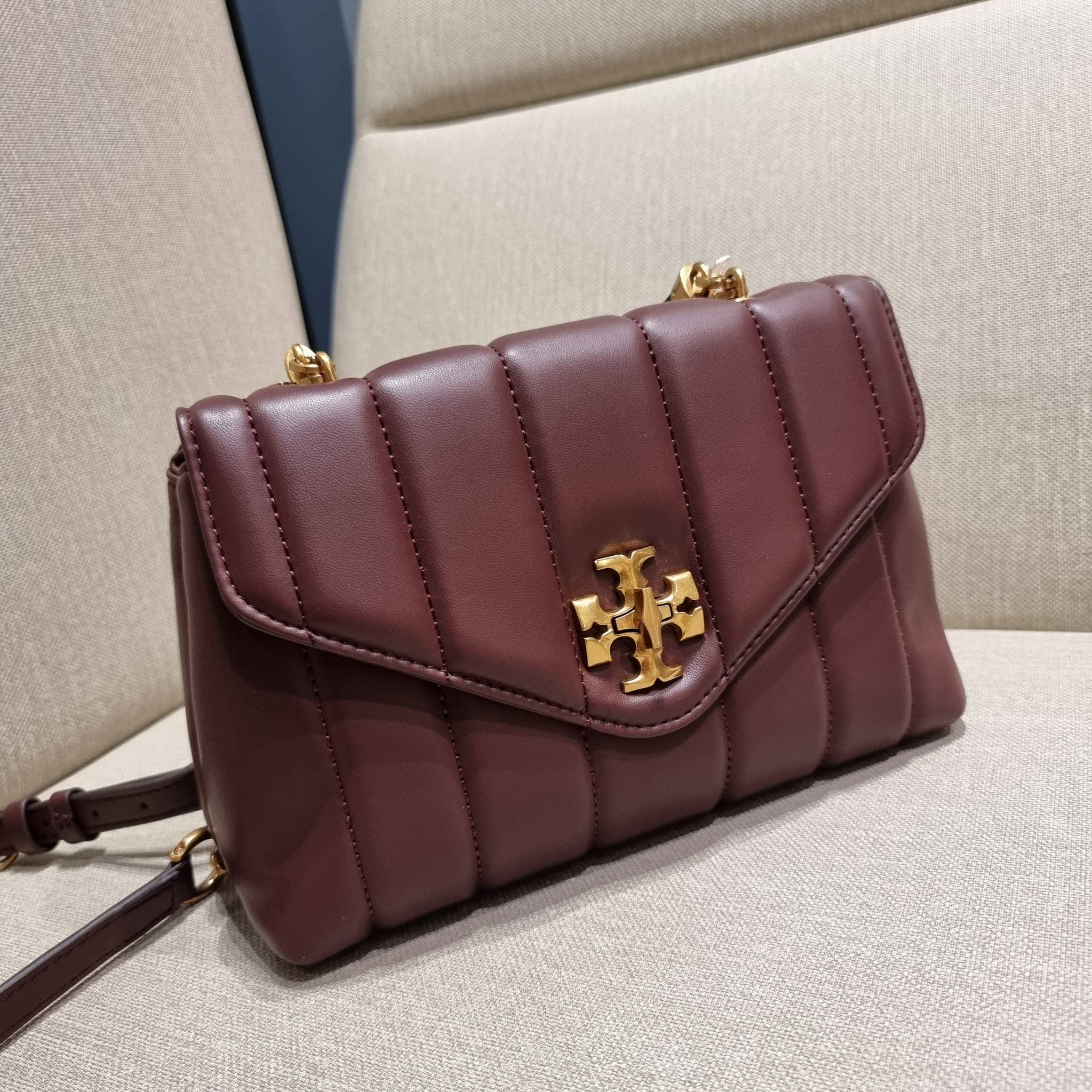 TORY BURCH KIRA QUILTED SMALL SATCHEL มาแล้วด่วนๆ!! กับคอลที่ปังไม่ไหว พร้อมเสิร์ฟสีคลาสสิค กระเป๋าถือ/สะพาย ทรงสวย สะพายคล่องตัว หนังแท้ ดีไซน์บุนวม เส้นคมสวยหรู วัสดุหนังแกะ สัมผัสดีงาม นิ่มมือ เปิด-ปิดด้วยอะไหล่บิดล็อค ภายในเป็นช่องโล่ง มีช่องซิป ใส่ขอ