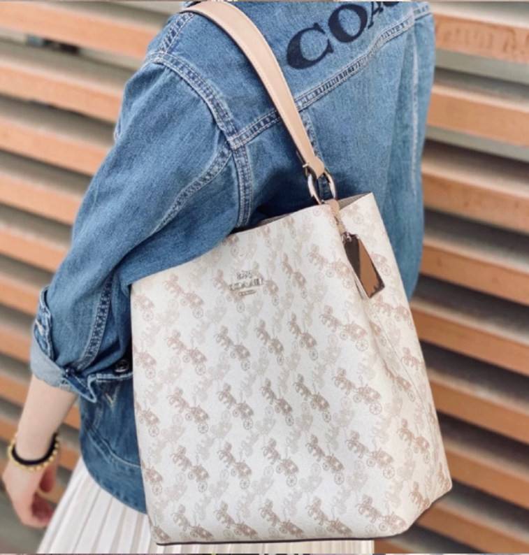 COACH TOWN BUCKET BAG WITH HORSE AND CARRIAGE PRINT ((2081-236)) 🔺กลับมาแล้ว ตามคำเรียกร้องค่ะ! กระเป๋าคล้องไหล่//สะพายข้างได้ วัสดุ pvc อย่างดี หนังนิ่มป่องพองตัวสวยงาม ลายรถม้าทั้งใบค่ะ ภายในกระเป๋าแบ่งเป็น2ช่องหลัก เปิดปิดแบบกระดุมแม่เหล็ก ภายใ