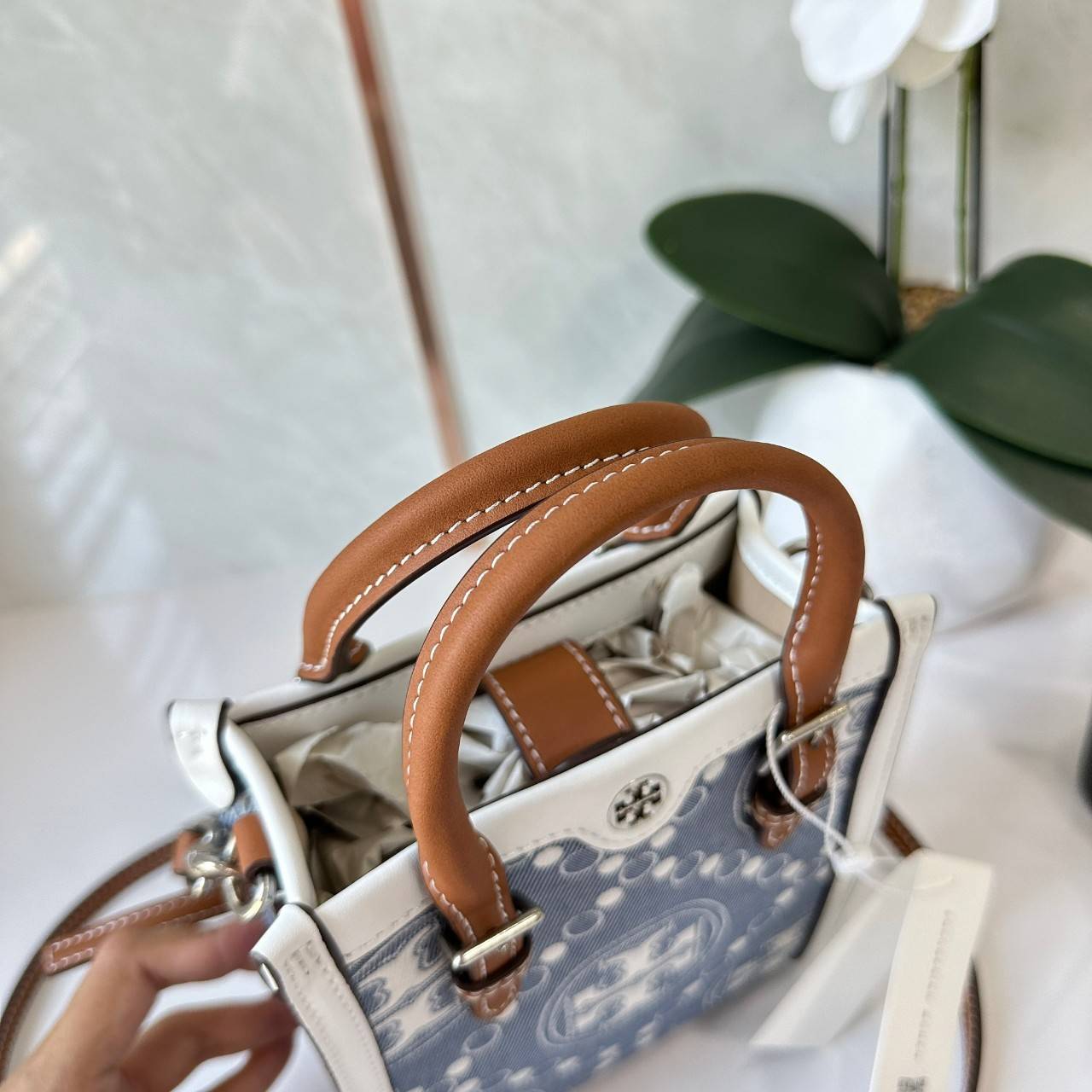 Tory Burch Mini T Monogram Denim Tote / Tory Burch T Monogram Jacquard Denim Mini Tote กระเป๋าทรงโท้ทไซส์มินิ T Monogram รูปแบบคลาสสิค ตัดเย็บอย่างดี คอลใหม่ห้ามพลาดคะ