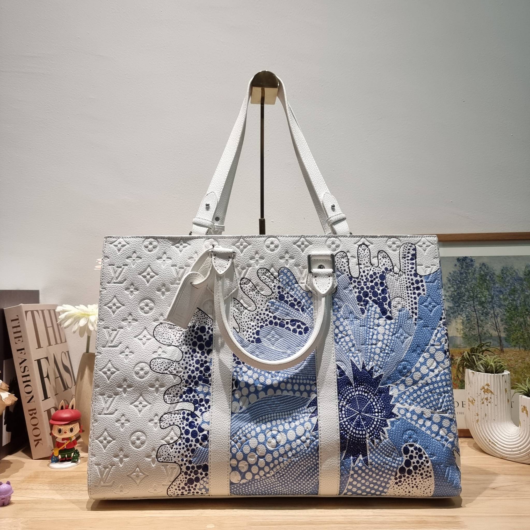 LV x YK Sac Plat 24H Bag Taurillon Monogram / LV × YK SAC CARRYALL TOTE ใหม่รับ summer สดใสฉีกทุกกฏ เพราะใช้ได้แบบยูนิเซ็กส์ กับกระเป๋าเดินทางมาในรูปแบบของทรงโท้ท ใบใหญ่ จุได้แบบจุกๆ ดีไซน์ลวดลายโดดเด่น