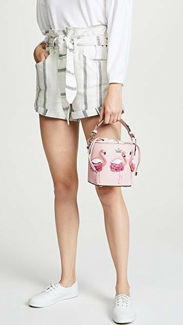 Kate spade new york Flamingo Pippa Bucket Bag 🍭รุ่นแนะนำ ราคานี้หายากแล้วจร้าา กระเป๋าหิ้วหรือสะพายข้างได้ ทรงถัง วัสดุหนังแกะแท้ สัมผัสหนังนิ่มมือดีมากๆค่ะ ด้านหน้าแต่งรูป Flamingo ดูเก๋มากๆค่ะ มีอะไหล่แบรนด์ ปากกระเป๋าแบบหูรูด ภายในกระเป๋าโล่ง ใ