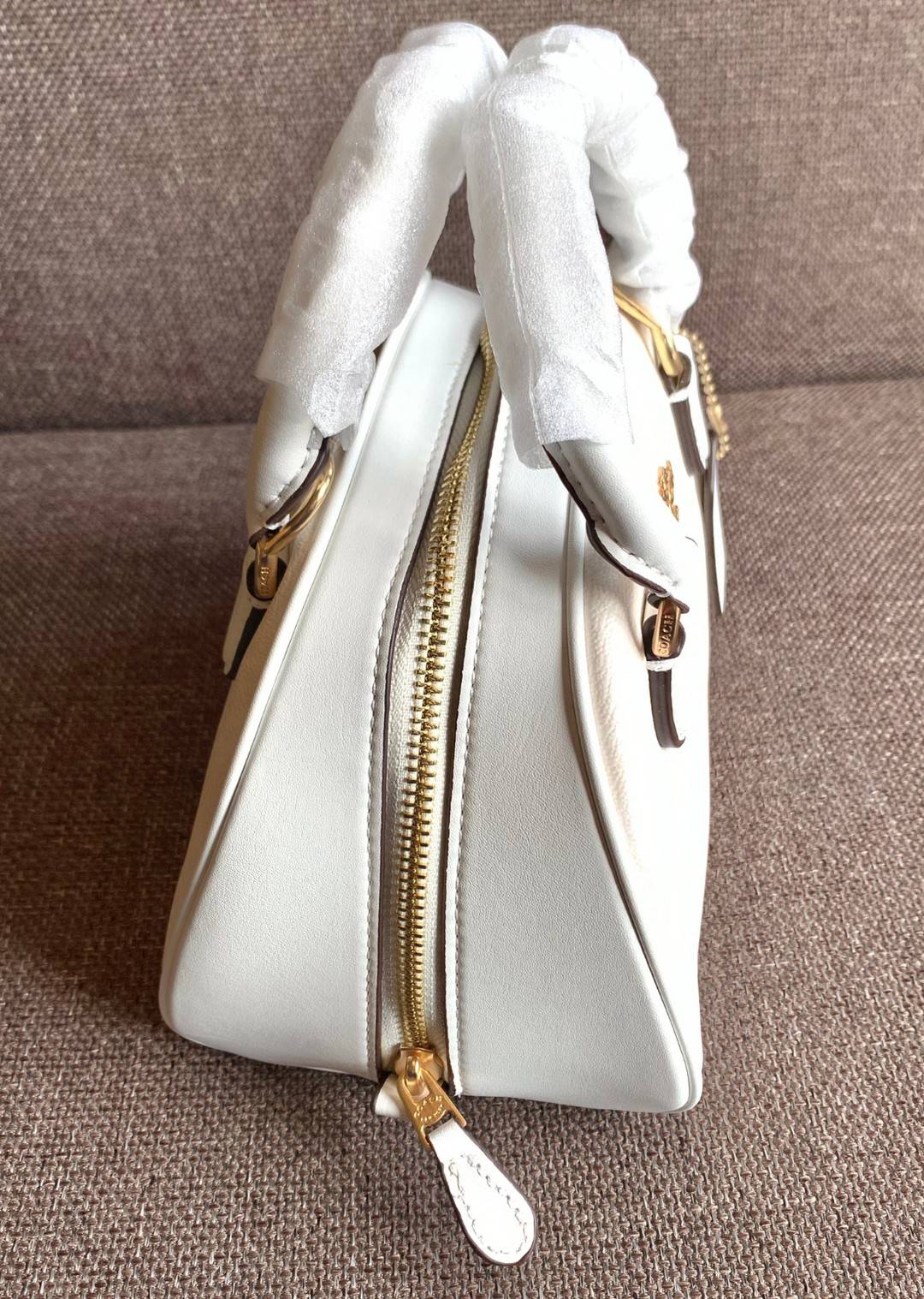 COACH SYDNEY SATCHEL BAG CA202 CA591 CB596 ใหม่ล่าสุด กับคอลที่สาวๆต้องหลงรัก กระเป๋าสะพายทรง satchel ที่มีรูปทรงดึงดูดสายตา สวยแรกเห็น วัสดุหนัง crossgrain พร้อมหูจับในตัว เปิด-ปิดด้วยซิป ภายในโล่งกว้าง ขนาดกำลังดี มีสายครอสให้ ปรับได้ตามชอบ ใบจริงลูกคุณ