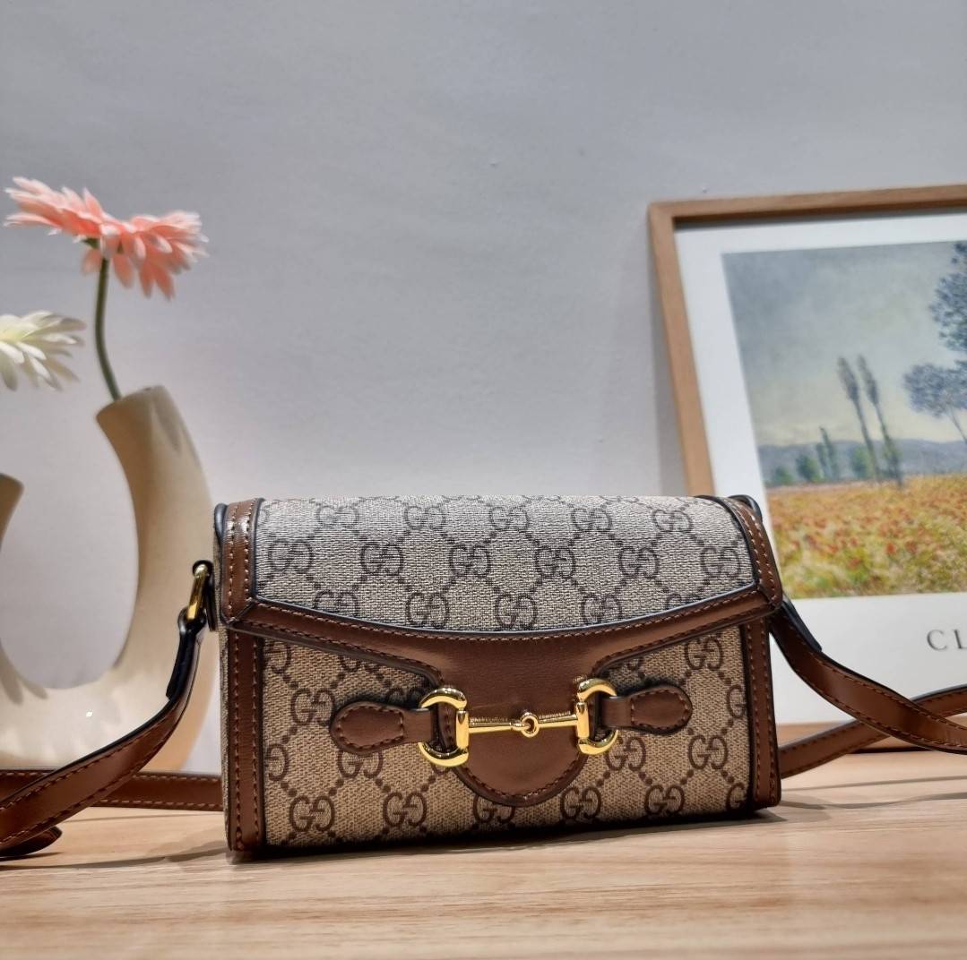 Gucci Horsebit 1955 Mini Bag / GC crossbody horizon mini bag กระเป๋าสะพายข้างขนาดกำลังดี สวยอยู่ทรง วัสดุหนังแคนวาสทนทาน แฝงความหรู เปิด-ปิดฝาสอดพร้อมแม่เหล็กในตัว ภายในเป็นช่องโล่ง ใส่โทรศัพท์ได้ทุกรุ่น พกแทนกระเป๋าสตางค์ ใส่บัตร ใส่ธนบัตรพกง่ายๆก็ได้ สา