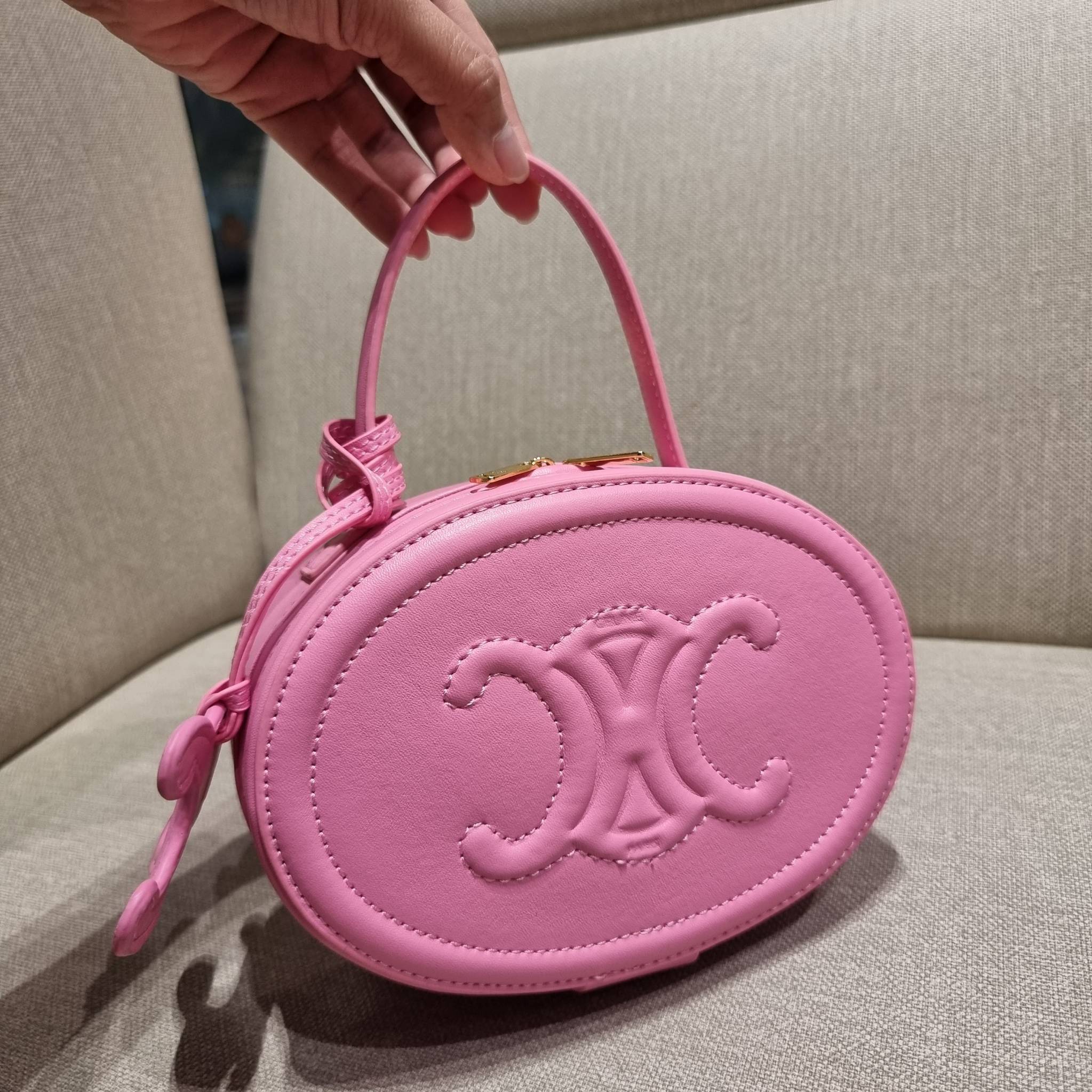 VIP 🥂 CELINE OVAL MINAUDIERE CUIR TRIOMPHE น้องน่ารักม้ากกกก!! น่ารักตะโกนไปเลย!! กับกระเป๋าทรง oval รุ่นแรร์ไอเท็ม ที่หายาก และ sold out ไปหลายรอบ!! น้องใบกะทัดรัด สำหรับสาวๆที่ชอบพกพกของแบบง่ายๆ ให้ชีวิตไม่ยุ่งยาก คล้องแขนใช้งานเก๋ๆ วัสดุหนังสัง