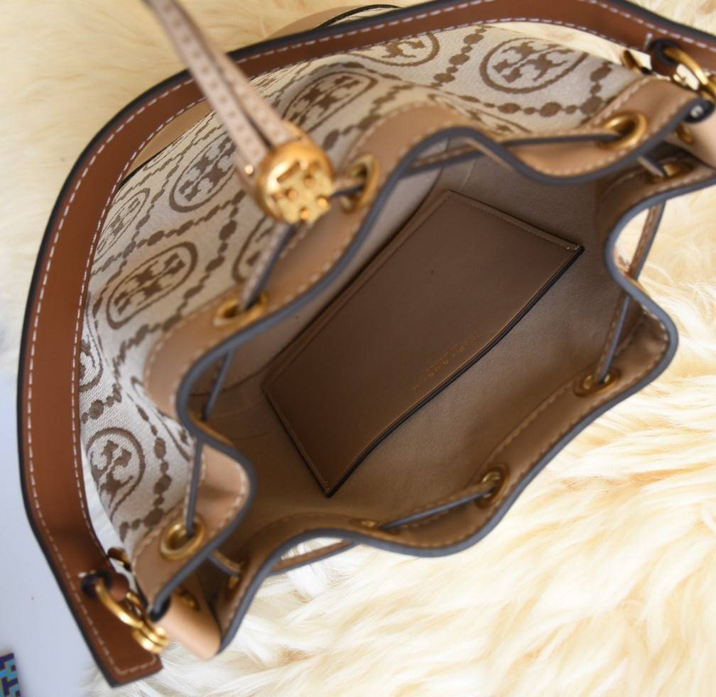 Tory Burch Monogram Jacquard Bucket Bag New!!! สีใหม่ล่าสุดเลยค่า กระเป๋าถือหรือสะพายไหล่ วัสดุผ้า Canvas โลโก้ Jacquard ตั้งอยู่ทรง กระเป๋าปักลายแบรนด์ สวยหรู สายยาว Crossbody ได้ เปิด-ปิด โดยเชือกรูด เปิด-ปิดพร้อมสลับที่ประดับโลโก้ สวยหรู คุณนาย สุดๆ ไป