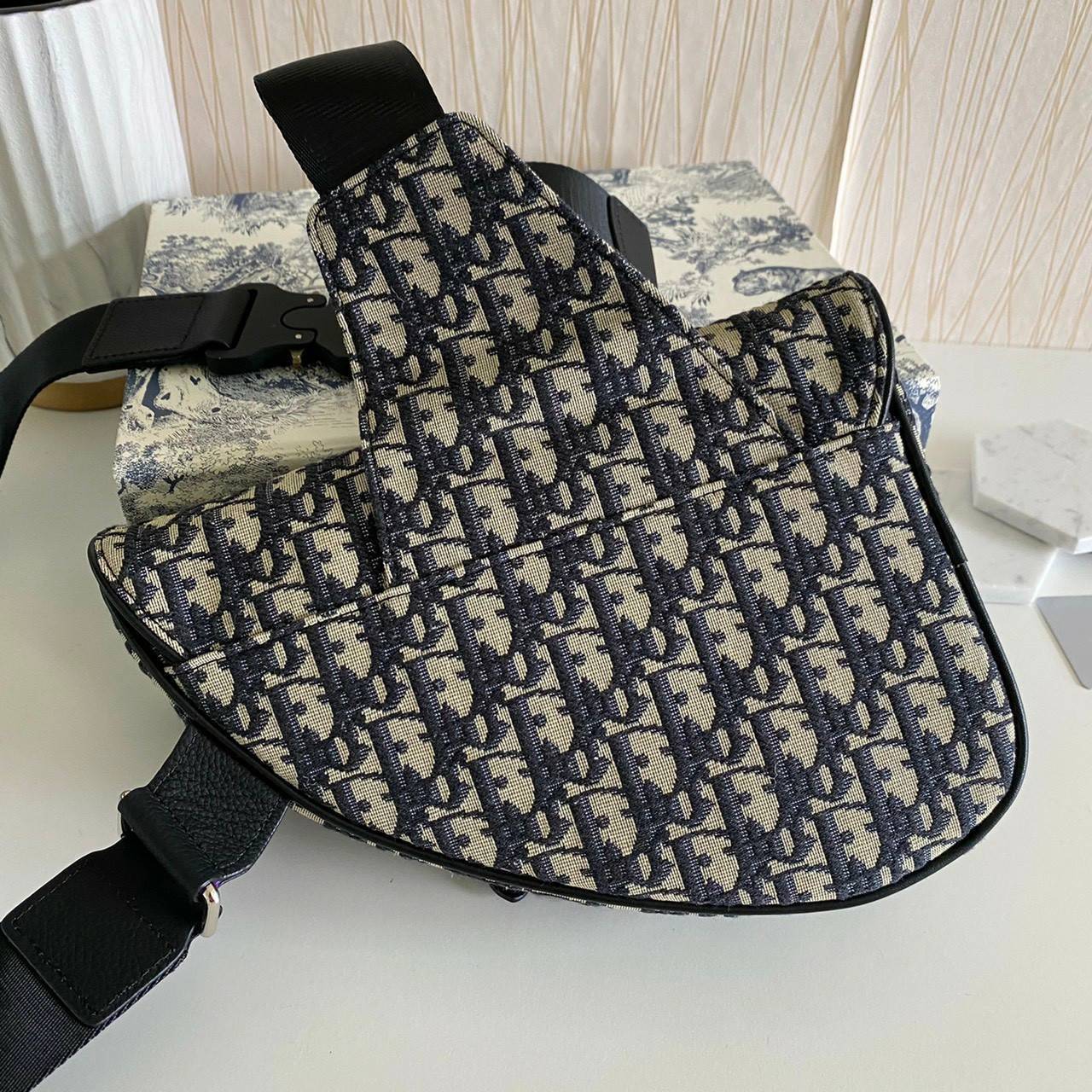 VIP 】𝐂𝐇𝐑𝐈𝐒𝐓𝐈𝐀𝐍 𝐃𝐈𝐎𝐑 SADDLE BAG Black Dior Oblique Jacquard พร้อมส่งที่ไทย 2 สีสุดคลาสสิก กระเป๋าสะพายข้าง สายปรับขนาดได้ จุของได้เยอะ ใช้ได้ทั้งหญิงชาย
