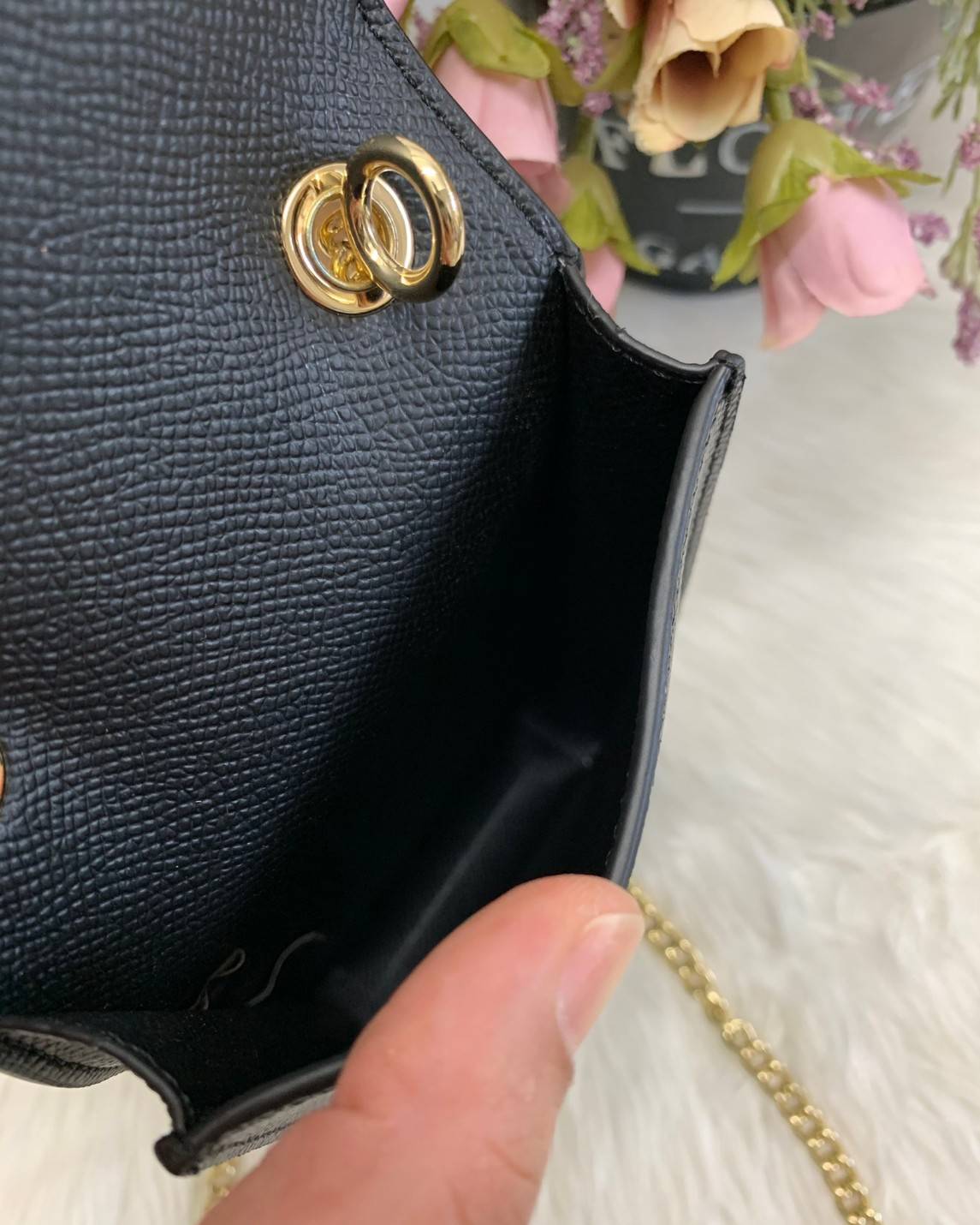 COACH PHONE CASE CROSSBODY BAG ((73486//76988//76357//39955//91046)) COACH NORTH/SOUTH CROSSBODY IN SIGNATURE CANVAS กระเป๋าใส่โทรศัพท์รุ่นนี้ มีความโดดเด่นทั้งดีไซน์และคุณสมบัติในการใช้งาน ด้วยลวดลายที่มีซิกเนเจอร์เป็นเอกลักษณ์แล้ว ด้านหลังยังมีช่องใส่กา