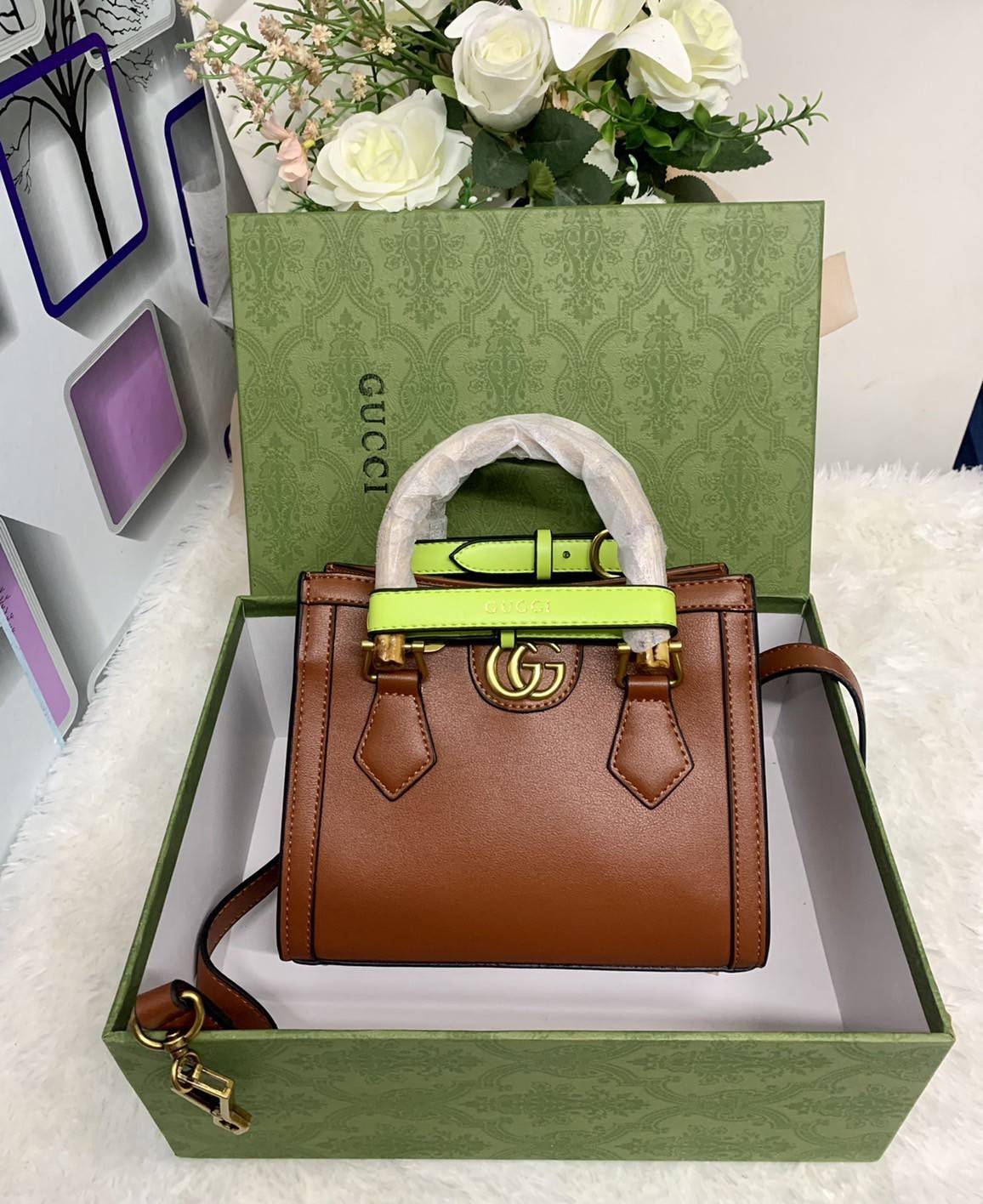 กระเป๋า GUCCI สไตล์งานหูไม้ไผ่ Size mimi รุ่น Gucci Diana Bag กระเป๋าสุดคลาสสิกดีไซน์มาใหม่พร้อมเข็ดขัดหนังสีสะท้อนแสงประดับตรงหูกระเป๋า กระเป๋าทรง tote วัสดุหนังแท้ (calfskin) อะไหล่ทอง ขนาดกำลังดี งานสวยตั้งอยู่ทรง มีสายสะพายยาว 1เส้น สามารถปรับระดับได้