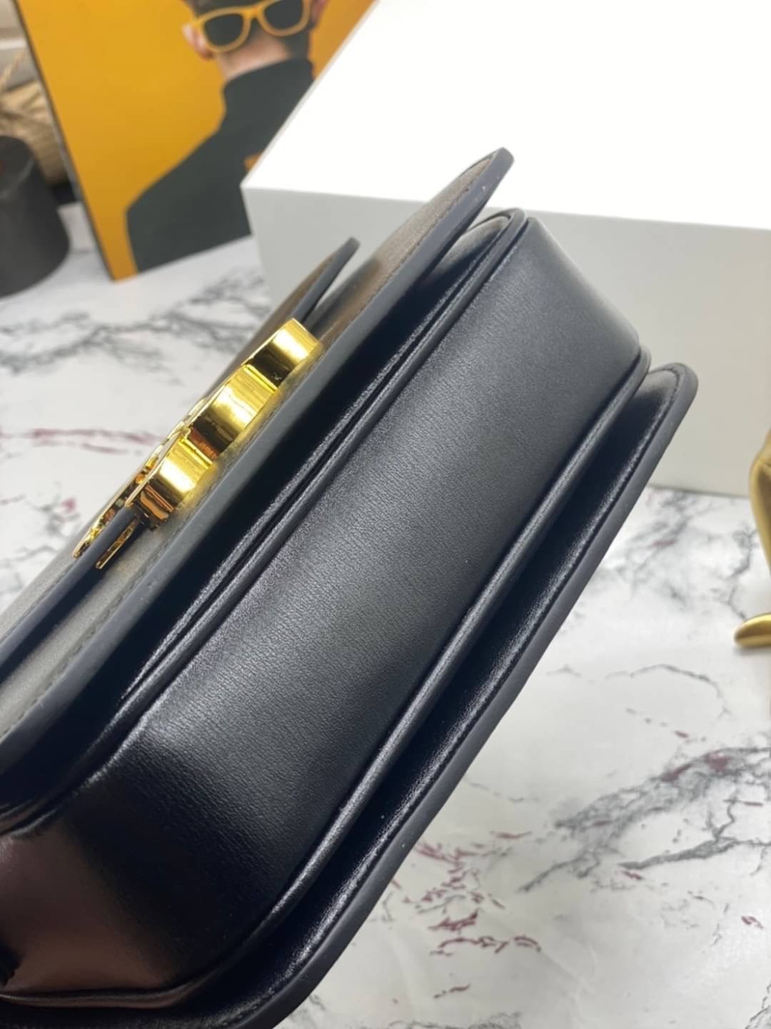 CELINE TRIOMPHE CROSSBODY BAG / CELINE TEEN ดีไซน์ยอดนิยมสไตล์ LISA ทรงสี่เหลี่ยมหนังสวยหรูอยู่ทรงเปิดปิดด้วยฝาปิดโลโก้แบรนด์อะไหล่ทอง ภายในมีช่องหลัก ช่องย่อย และช่องซิป สามารถใส่มือถือของใช้จุกจิกได้เยอะ มาพร้อมสายสะพายหนังยาวปรับระดับได้ จะสะพายไหล่ CR