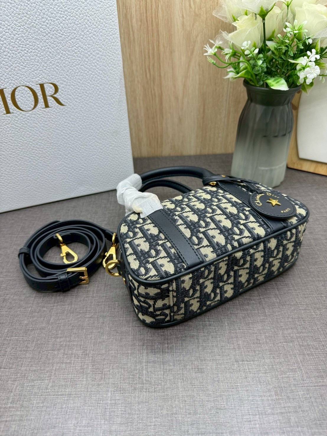 ORI หนังแท้ | DIOR D-Vibe East-West Nano Bag กระเป๋าทรงหมอนไซส์มินิน่ารัก ดีไซน์โบว์ลิ่งรูปทรงทันสมัยใช้งานง่ายจุของสำคัญได้ครบ สวยสง่างามเป็นเอกลักษณ์