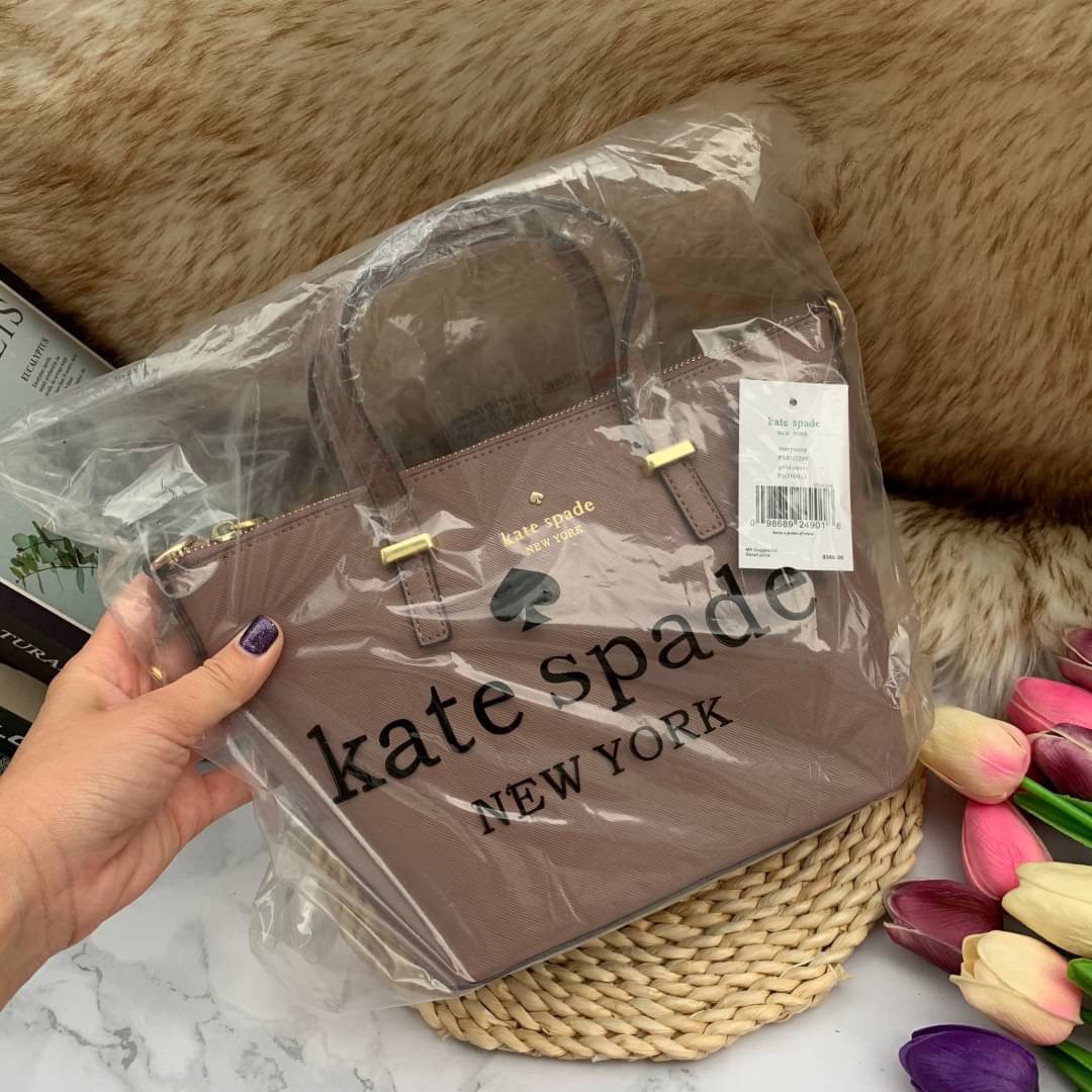 ของแท้ 💯% Kate Spade New York Cross Body Bag กระเป๋าถือหรือสะพาย หนัง Saffiano ภายในมีช่องซิปและช่องเล็ก มีหมุดรองฐานกันรอย 4 มุม อะไหล่ทองทั้งใบ ขนาดกำลังดี ใส่กระเป๋าสตางค์ยาวได้ค่ะ