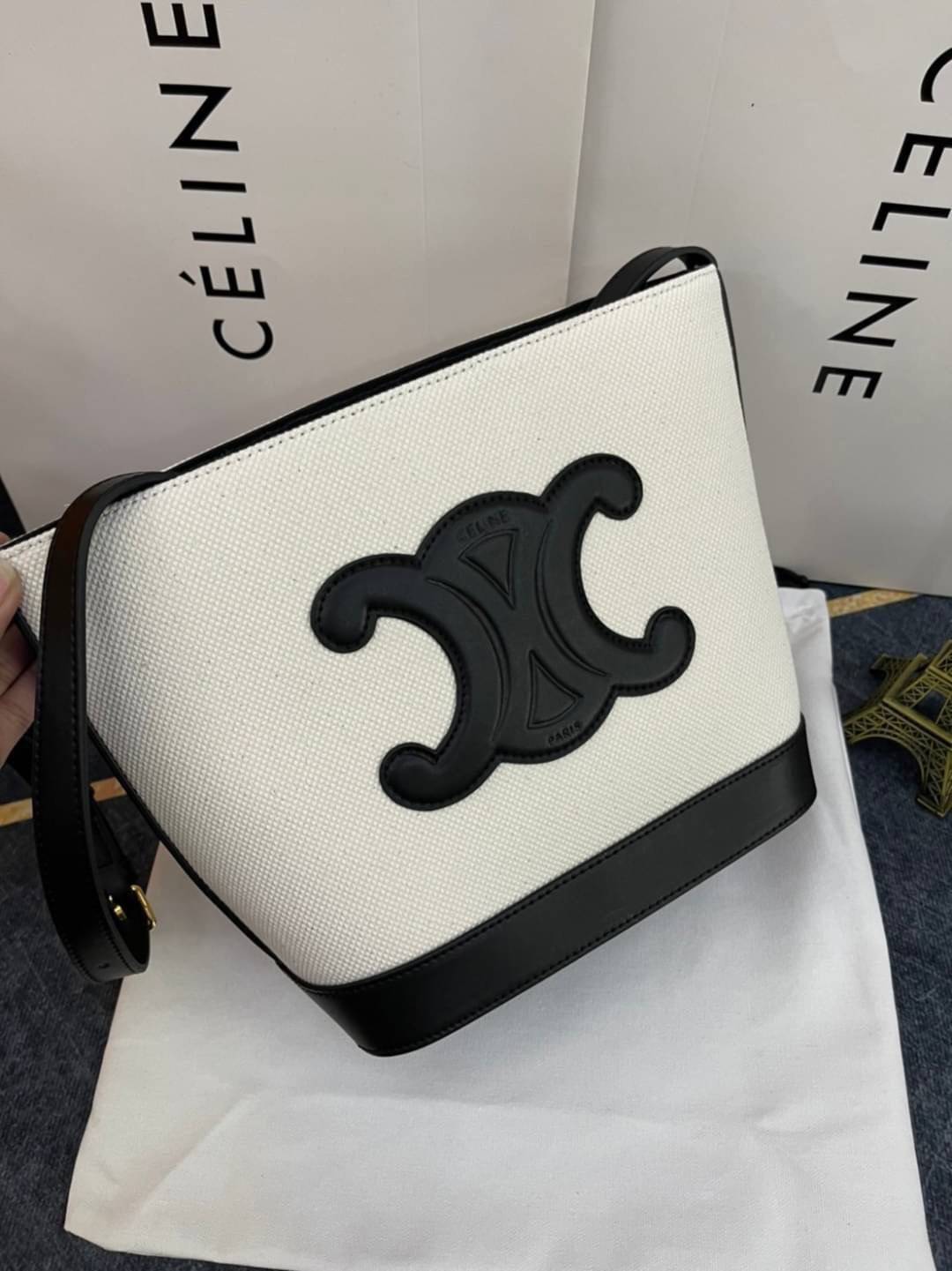 หนังแท้ CELINE SMALL BUCKET CUIR TRIOMPHE IN SMOOTH CALFSKIN / CELINE BUCKET BAG CUIR TRIOMPHE พร้อมส่งที่ไทย คอลเลคชั่นใหม่ ฮิตข้ามปี กับกระเป๋าสะพายทรงถัง ใช้งานง่ายที่สุด สายสะพายในตัว ปรับใช้ได้เลย วัสดุหนังวัว เรียบหรู ผู้ดีไปอีก โดดเด่นด้วยโลโก้เอกล