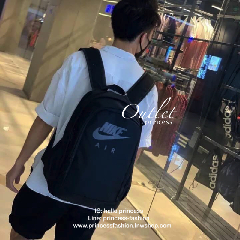 NIKE MEN'S WOMEN SCHOOL BAG BOOK BACKPACK กระเป๋าสะพายเป้ใบใหญ่สไตล์ Sport วัสดุNylon+Polyester100% น้ำหนักเบา มีหูหิ้วเเละสายสะพายบุฟองน้ำ มีช่องใส่ของด้านหน้าแบบฝาปิด1ช่อง มีช่องซิปหน้า1ช่อง เเละช่องพร้อมฝาเปิดปิด2ข้างสะดวกใช้ค่ะ ภายในกว้างมีช่องแบ