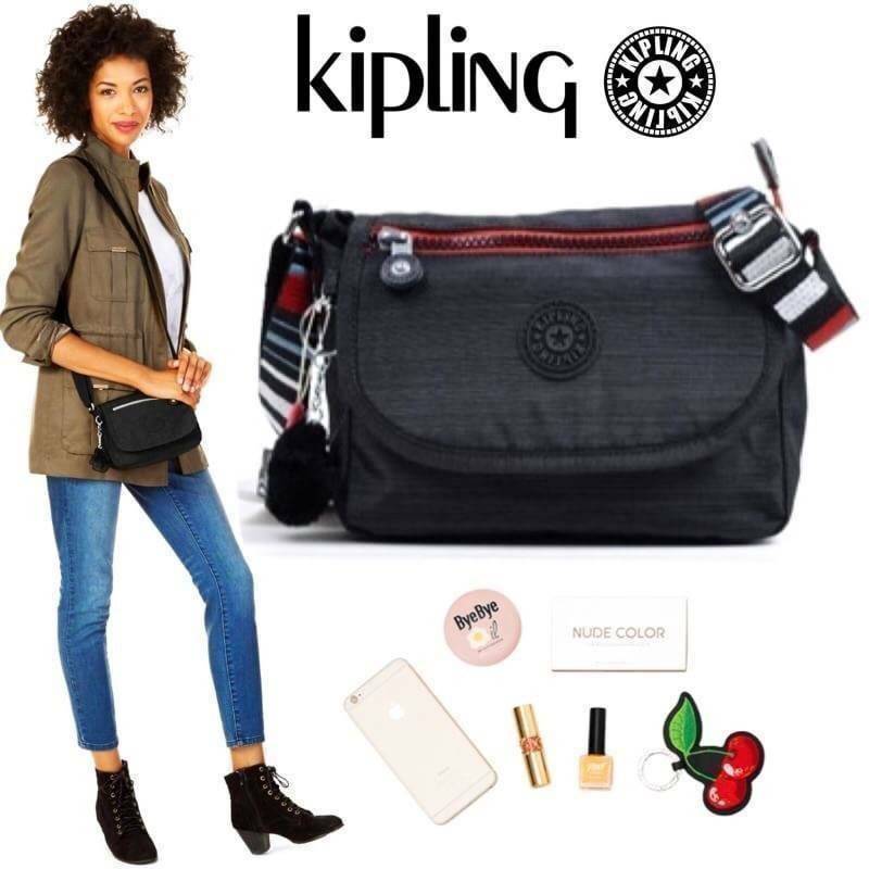 KIPLING SABIAN CROSSBODY BAG กระเป๋าสะพายรุ่นชนช็อปวัสดุ Nylon&Polyester 100% ขนาดกำลังน่ารัก เปิดปิดด้วยฝาปิดกระดุมแม่เหล็กและซิปแบรนด์ ด้านหน้ามี1ช่องซิป พร้อมพวงกุญเเจลิงน้อย ภายในมีโลโก้ ช่องซิปและสายคล้องพวงกุญแจ มีสายสะพายยาวหลากสีเลื่อนปรับระดับได้