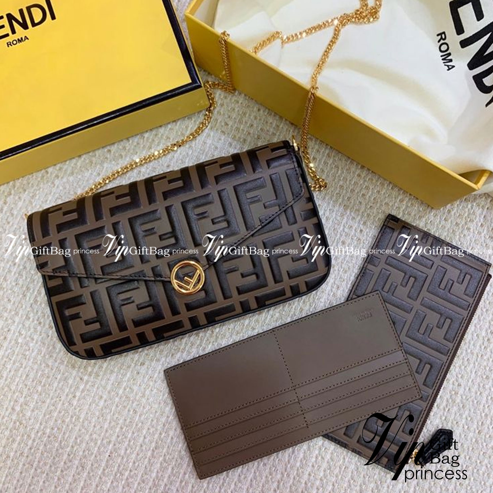 Fendi Wallet With Pouches / Fendi Mini Bag / Fendi multi pochette felicie shoulder bag กระเป๋าสะพายไซส์มินิ แคนวาสโมโนแกรม สุดคุ้ม 3 ชิ้น ในเซท ใช้งานง่ายเป็นระเบียบแบ่งสัดส่วนชัดเจน ใบเล็กกะทัดรัด แต่ใช้งานคุ้มมากๆ มาพร้อมสายสะพายดีไซส์สปอร์ตถอดได้ อะไหล