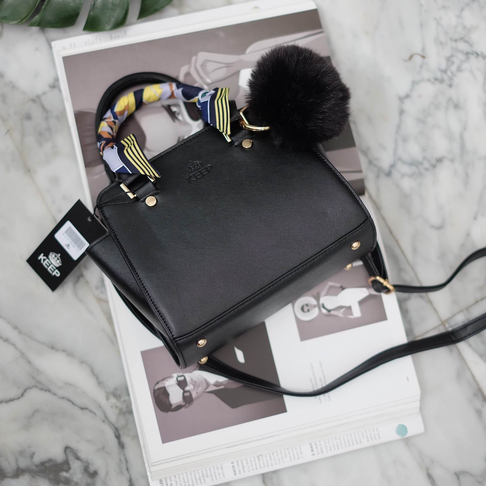 งานแท้ชนช้อป 👍 รุ่นใหม่ล่าสุด หนัง saffiano สวยมากๆค่า รุ่น KEEP saffiano leather Mini office bag สวย น่ารัก ขนาดตอบทุกโจทย์การใช้งาน เห็นแล้ว #หลงรักเลยคะ 🌲ตัวกระเป๋าขนาดกำลังดีหนังsaffiano ลายสวยที่สำคัญ ดูแลรักษาง่าย ประดับด้วยผ้าพันหูกระ