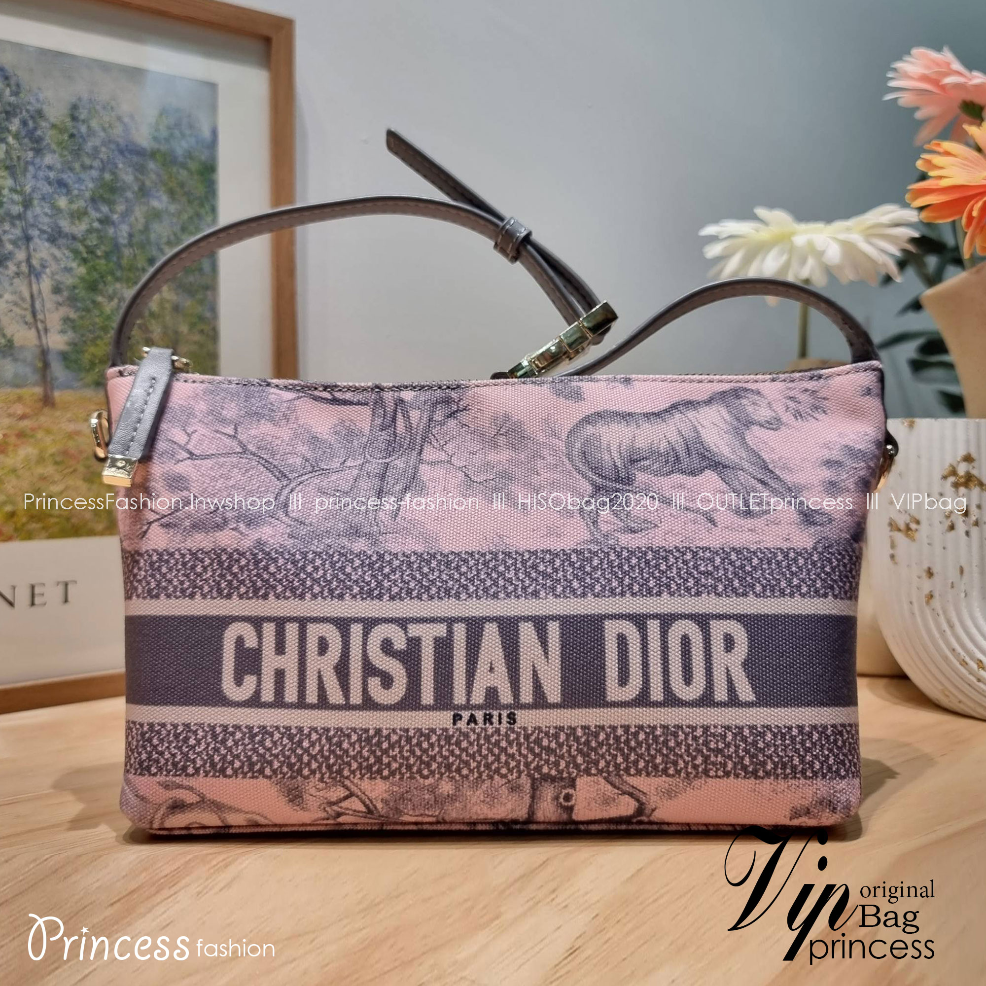 Dior travel nomad pouch / DIOR POUCH BAG พร้อมส่ง กระเป๋าทรงพอช ขนาดกำลังดี ดีไซน์ให้เป็นได้ทั้งกระเป๋าพกพาเอนกประสงค์ เวลาไปท่องเที่ยว หรือจะใช้เป็นกระเป๋าหลักพกของสำคัญก็ได้