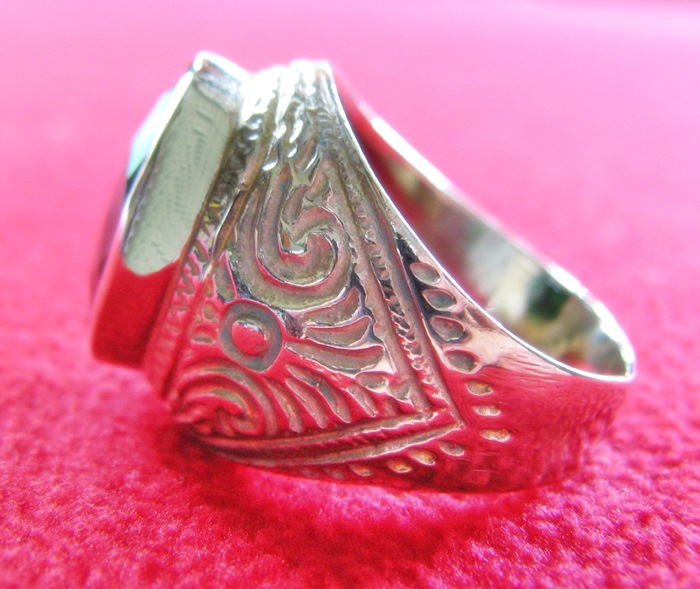 สินค้าจองค่ะ แหวนพลอยมรกตเนื้อทองขาว ด้านข้างลายมอญ(ราศีพฤษภ)ค่ะ