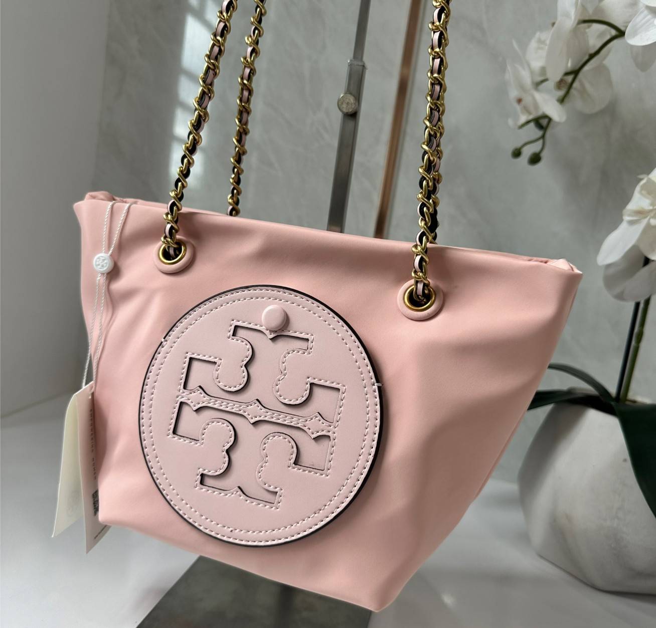 TORY BURCH Ella Chain Crossbody Nylon Bag กระเป๋าคล้องไหล่สายโซ่หรูหราโดดเด่นด้วยโลโก้หนังด้านหน้า สามารถปรับสะพายคอสบอดี้ สะพาลไหล่ได้