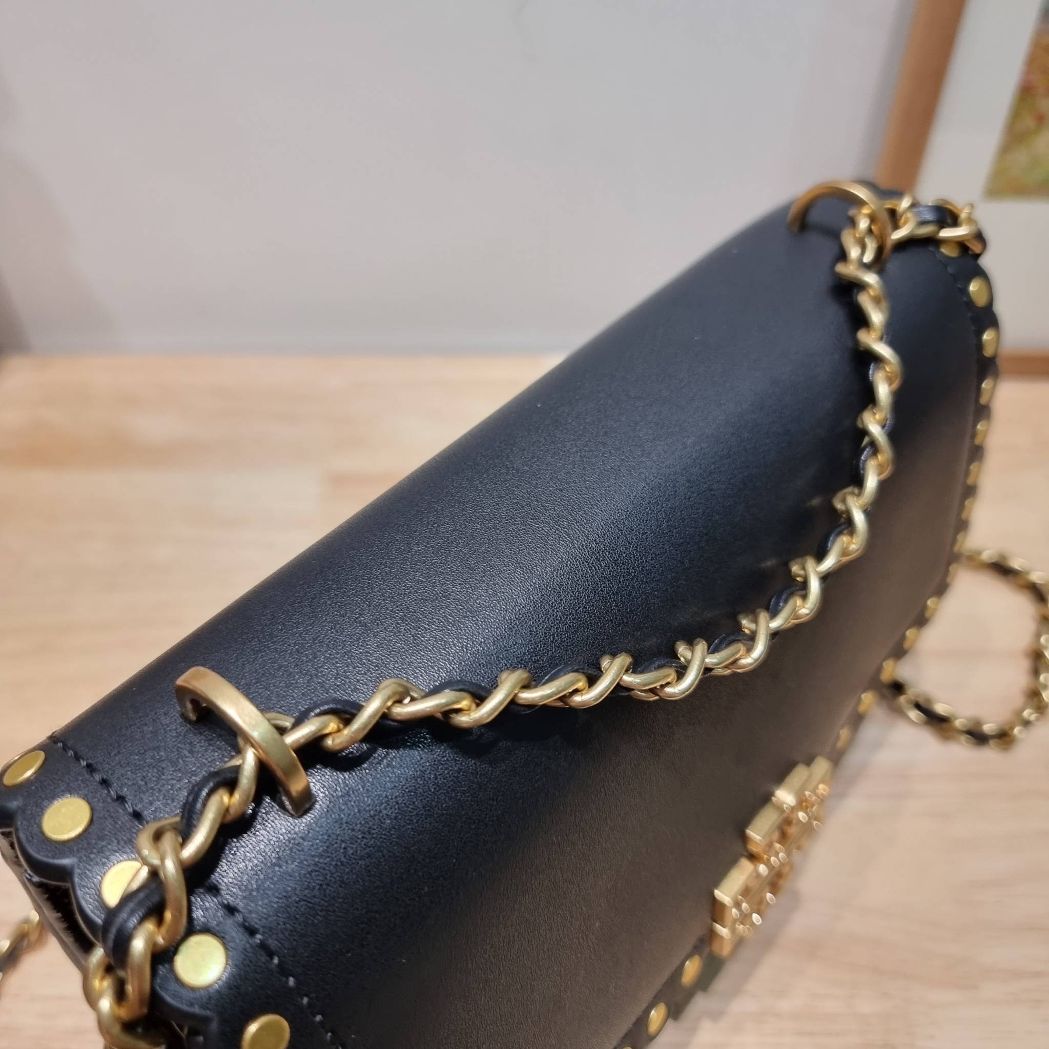 TORY BURCH BRITTEN STUDDED CROSSBODY BAG / Tory Britten Small Adjustable Shoulder Bag คอลเลคชั่นผู้ดี ดีไซน์ใหม่ล่าสุด กระเป๋าสะพายตัวท็อป ที่ตกแต่งด้วยโลโก้และหมุดสวยงาม เพิ่มดีเทลเป็นกิมมิคไม่ซ้ำใคร สายสะพายก็เลิศ