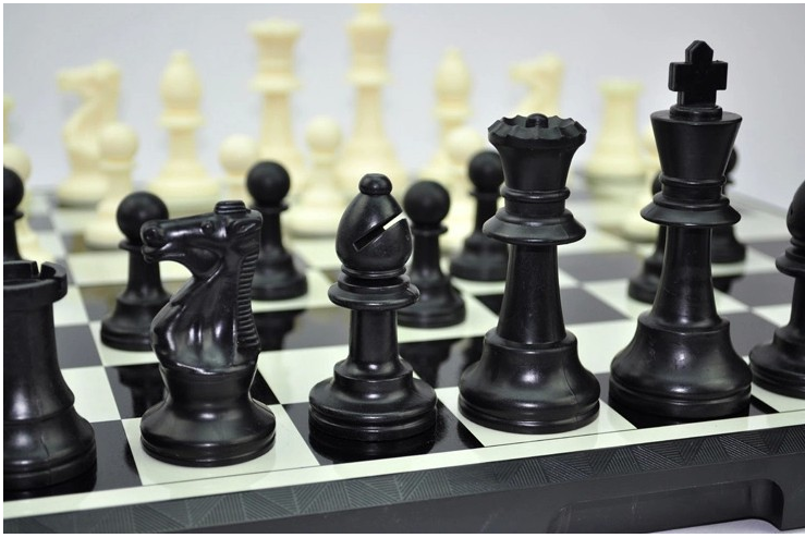 หมากรุกสากลแม่เหล็กพลาสติกอย่างดี