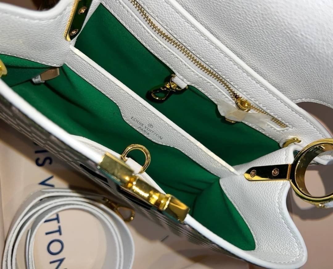 LV capucines top handle สีเขียวเหนี่ยวทรัพย์ที่สุดของความสวยในราคาเบาๆ กระเป๋าถือสุดหรู ดีไซน์ทรงคลาสสิค พร้อมลวดลายหรูหรา มาพร้อมหูจับในตัว ด้วยรูปทรงวินเทจ สัมผัสดี ขับผิว ทำให้ไอเท็มนี้สะกดทุกสายตาจริงๆ พร้อมส่งครบ box set ในราคาที่คุ้มที่สุด จัดเถอะค่