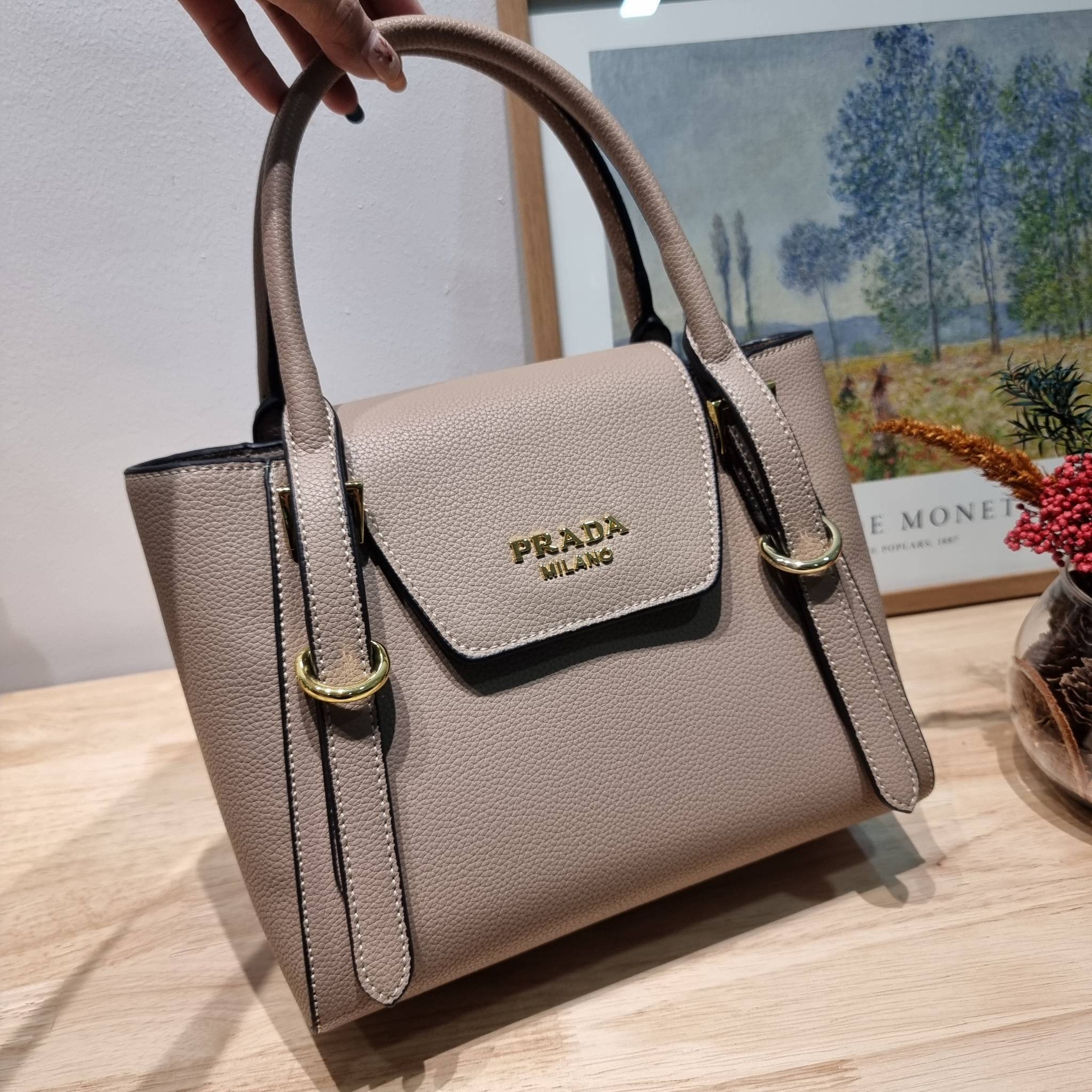 PRADA Saffiano leather bag / Prada leather bag กระเป๋าถือ/สะพายล่าสุด ที่ดีไซน์เรียบหรู สวยคมชัด เต็มไปด้วยดีเทลน่าใช้ สายคล้องไหล่ที่สามารถถอดออกได้