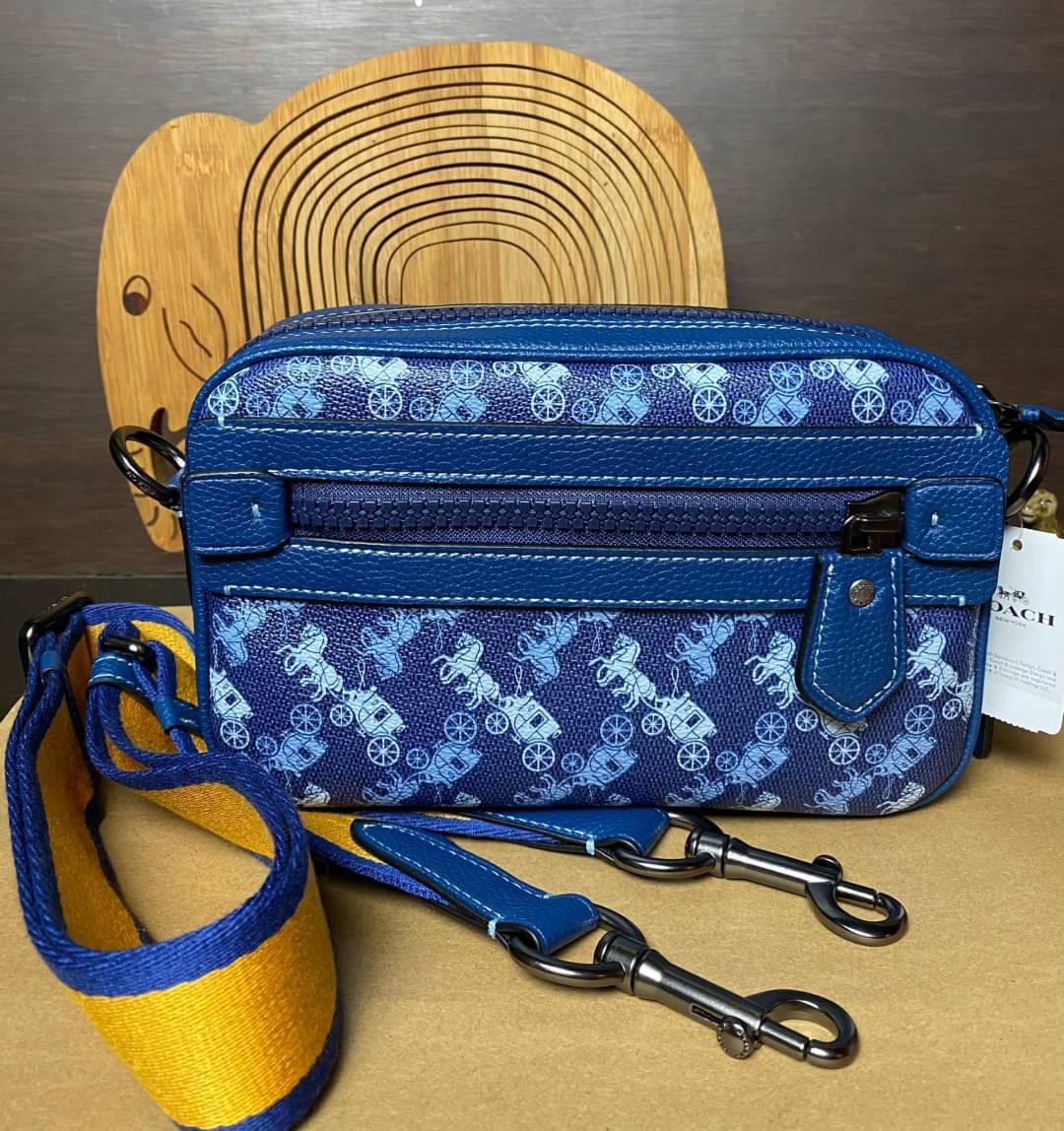 COACH ACADEMY CROSSBODY WITH HORSE AND CARRIAGE PRINT (COACH 89084) ผ้าใบเคลือบพิมพ์ลายและหนังกรวดขัดเงา ภายในกระเป๋ามัลติฟังก์ชั่น| ปิดด้วยซิป ซับในผ้า ด้านนอกมีซิปและกระเป๋าสลิป สายสะพายถอดได้